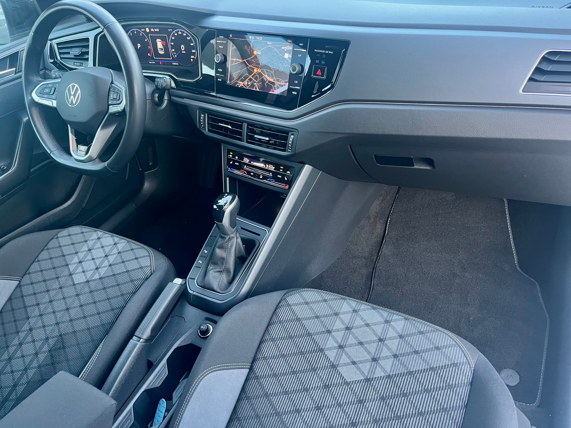 VW Taigo 1.5 TSI R-Line DSG*150PS*CH-FAHRZEUG*-image-27
