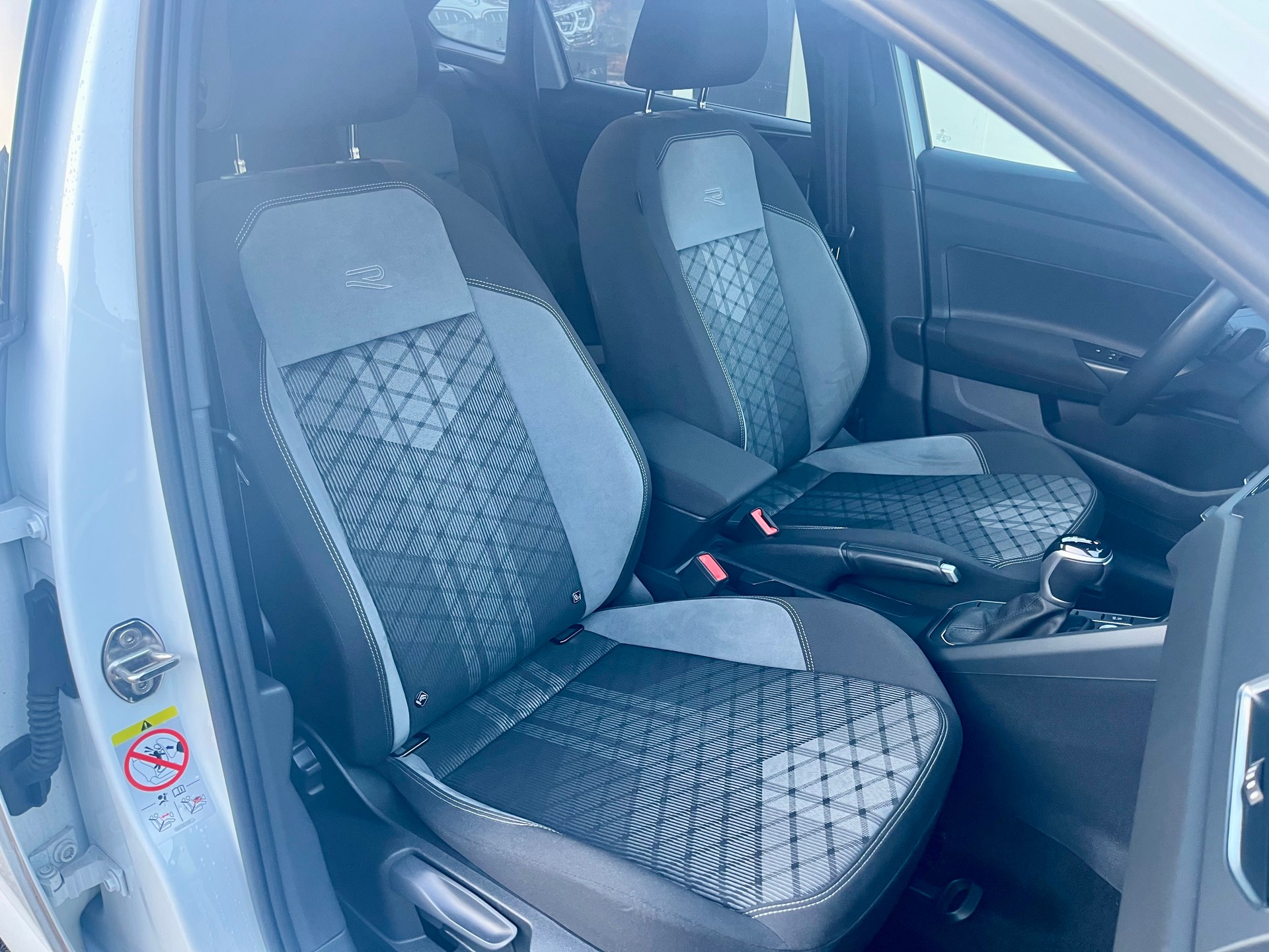 VW Taigo 1.5 TSI R-Line DSG*150PS*CH-FAHRZEUG*-image-28