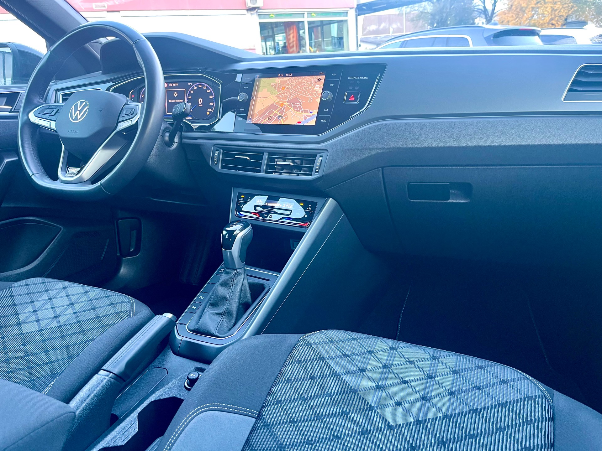 VW Taigo 1.5 TSI R-Line DSG*150PS*CH-FAHRZEUG*-image-17