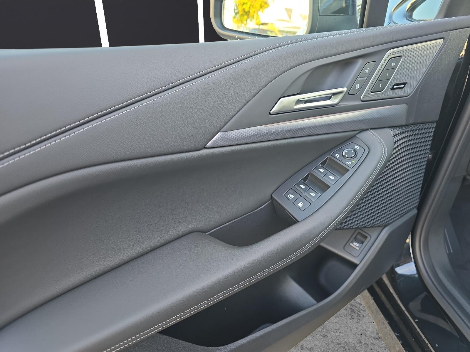 BMW 230e xDrive Active Tourer-image-13
