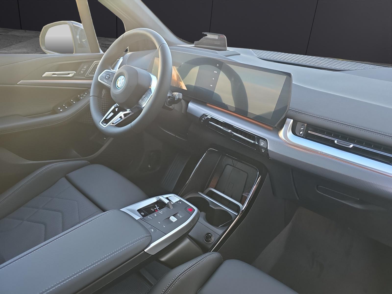 BMW 230e xDrive Active Tourer-image-10