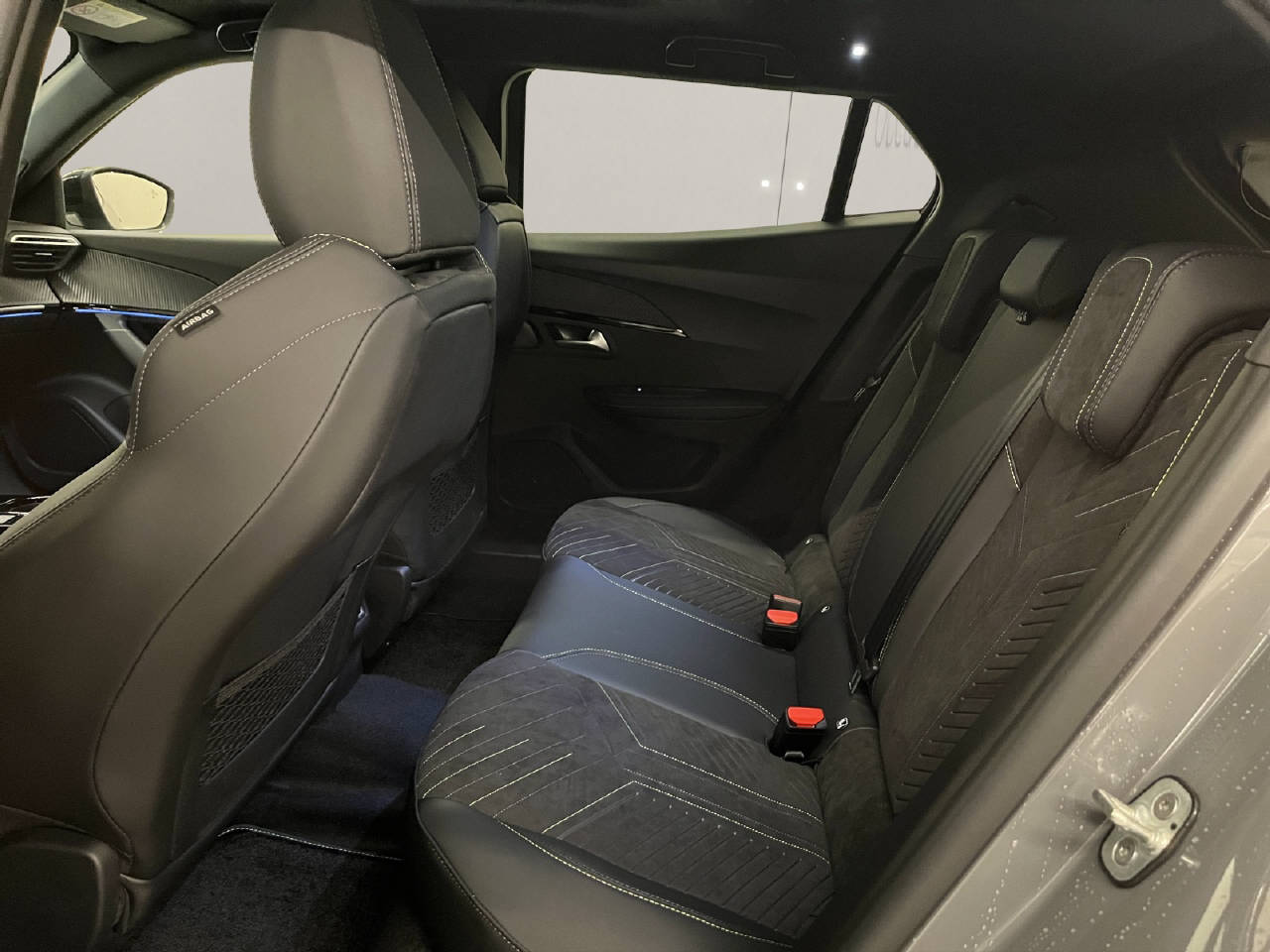 PEUGEOT 2008 1.2 Hybrid 145 GT-image-10