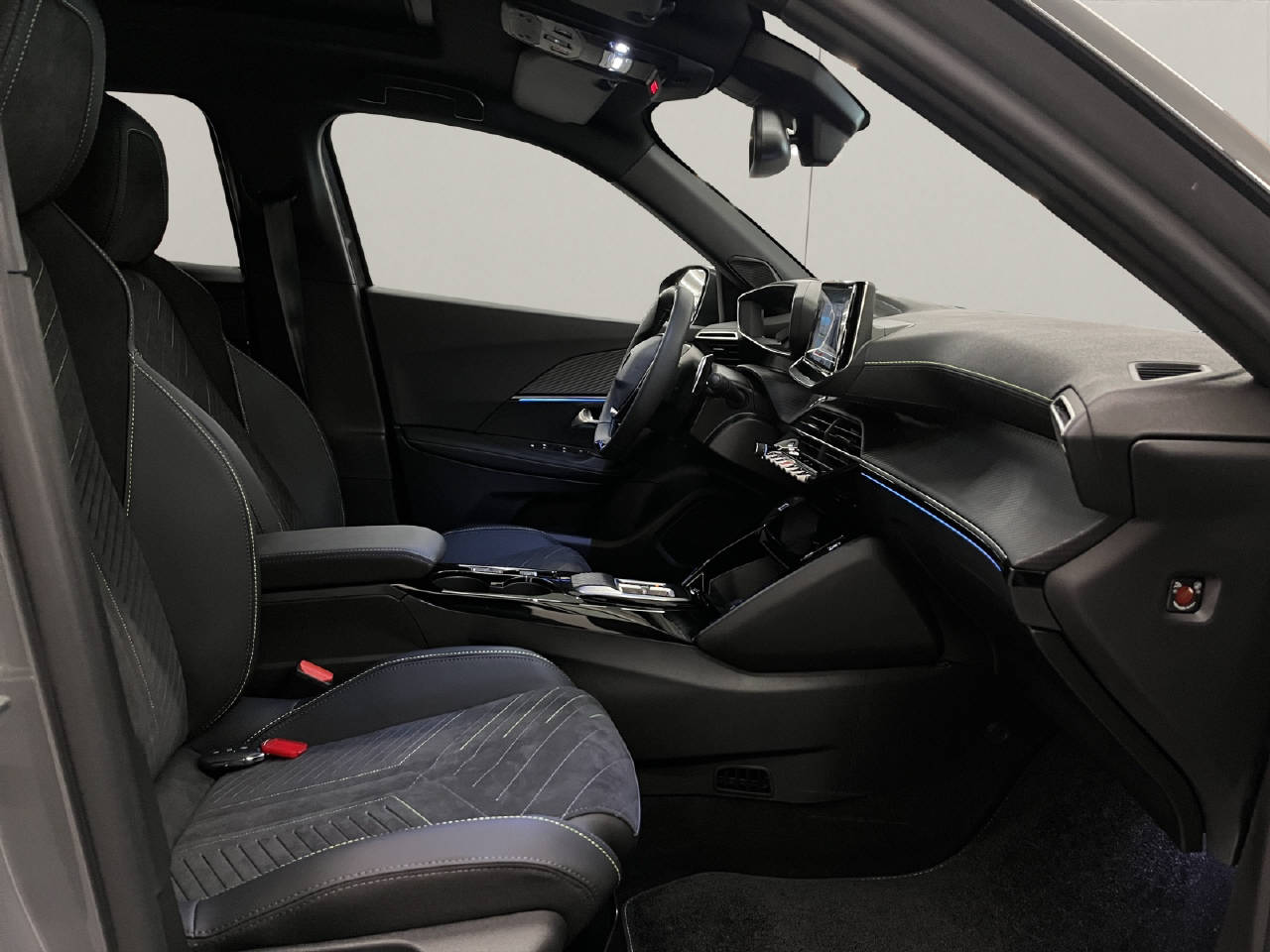 PEUGEOT 2008 1.2 Hybrid 145 GT-image-11