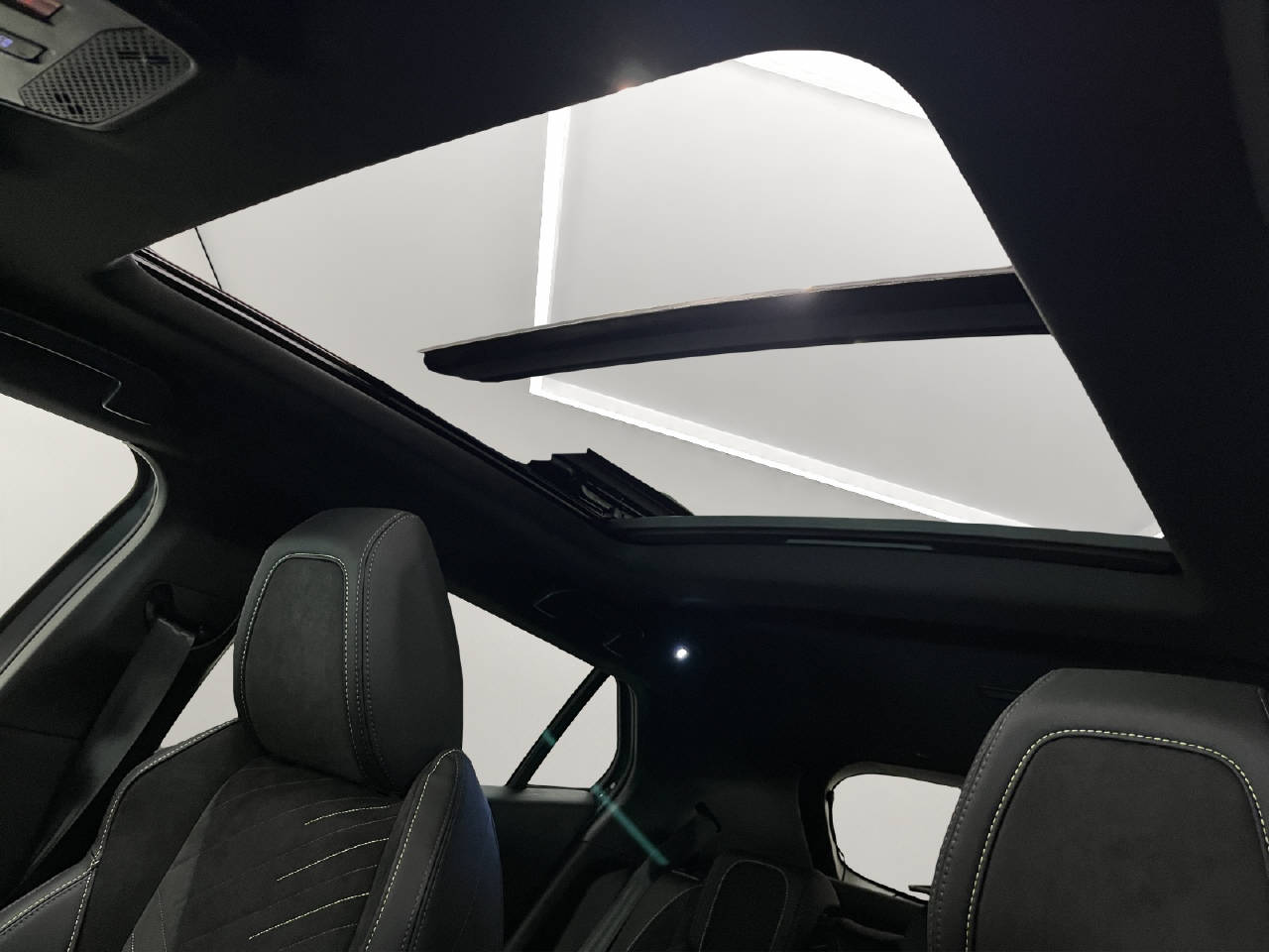 PEUGEOT 2008 1.2 Hybrid 145 GT-image-12