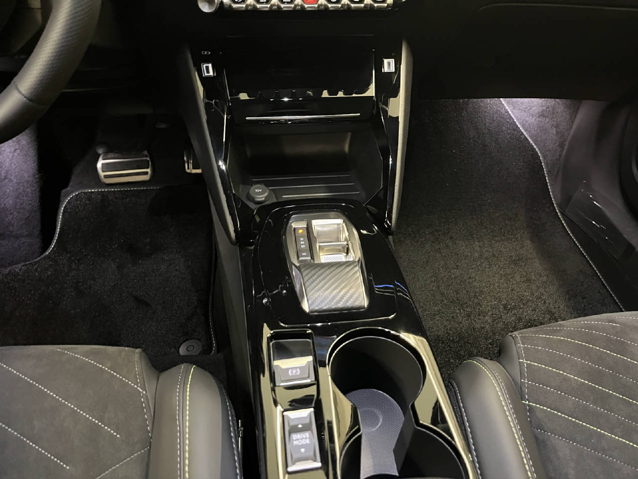 PEUGEOT 2008 1.2 Hybrid 145 GT-image-8