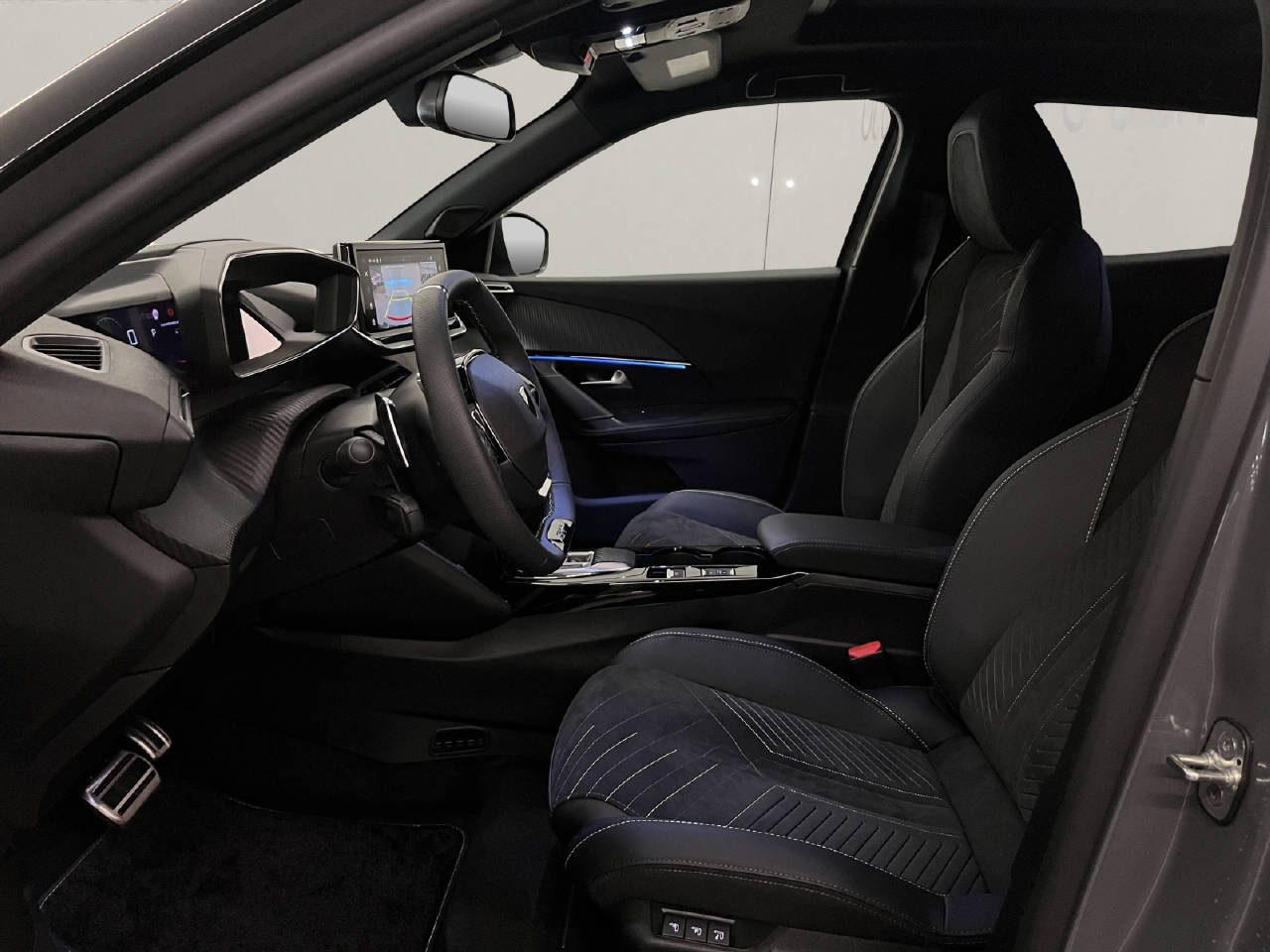 PEUGEOT 2008 1.2 Hybrid 145 GT-image-4