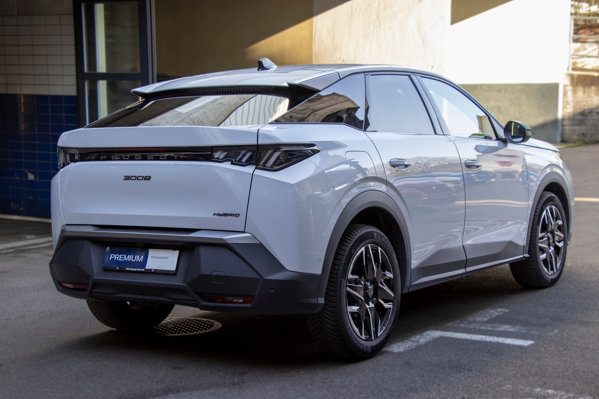 PEUGEOT 3008 145 e-DSC6 Hybrid Allure-image-2