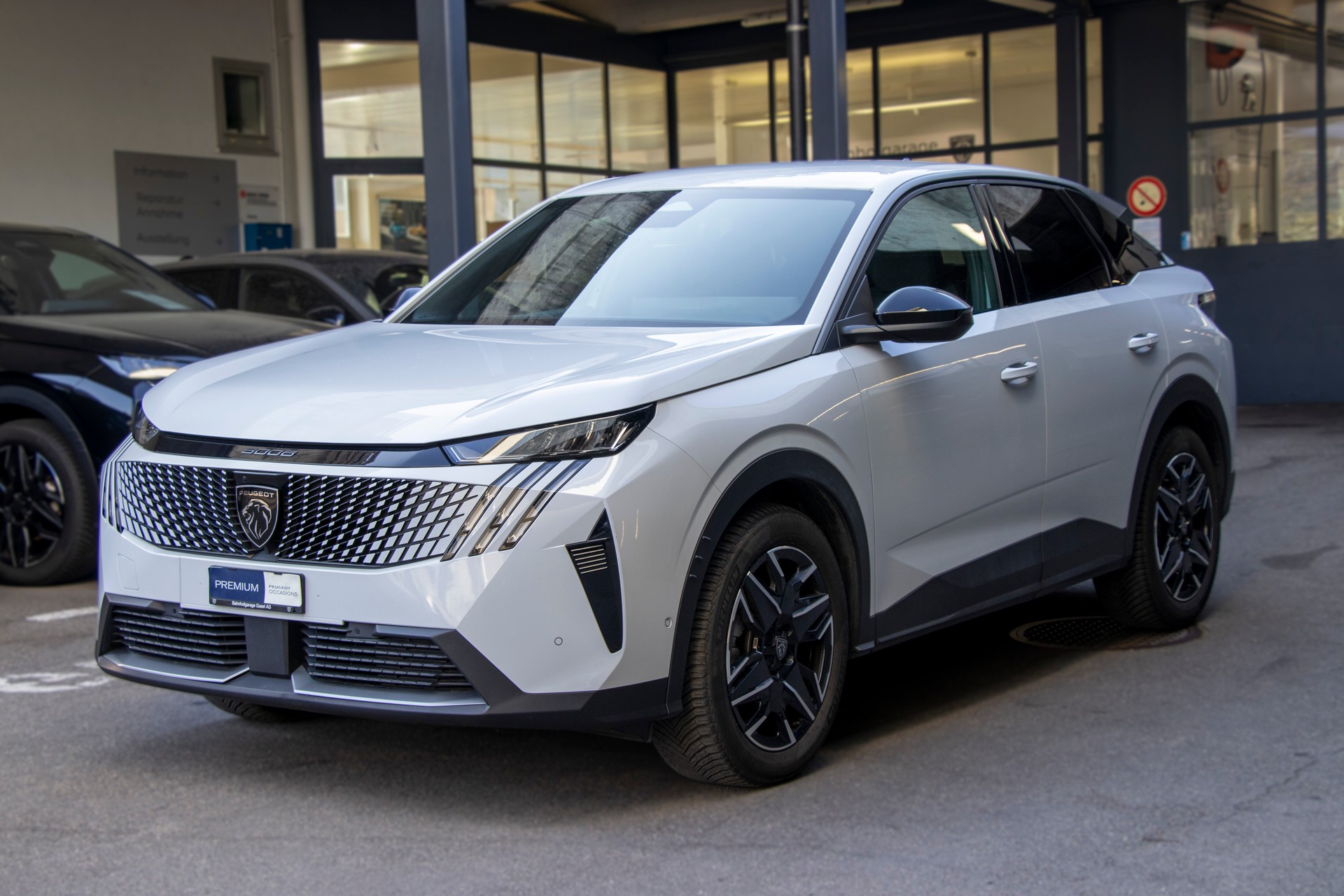 PEUGEOT 3008 145 e-DSC6 Hybrid Allure-image-0