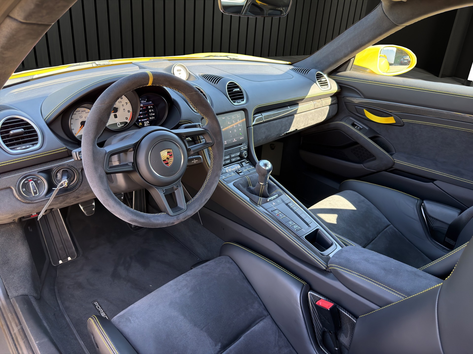 PORSCHE Cayman 718 GT4-image-14
