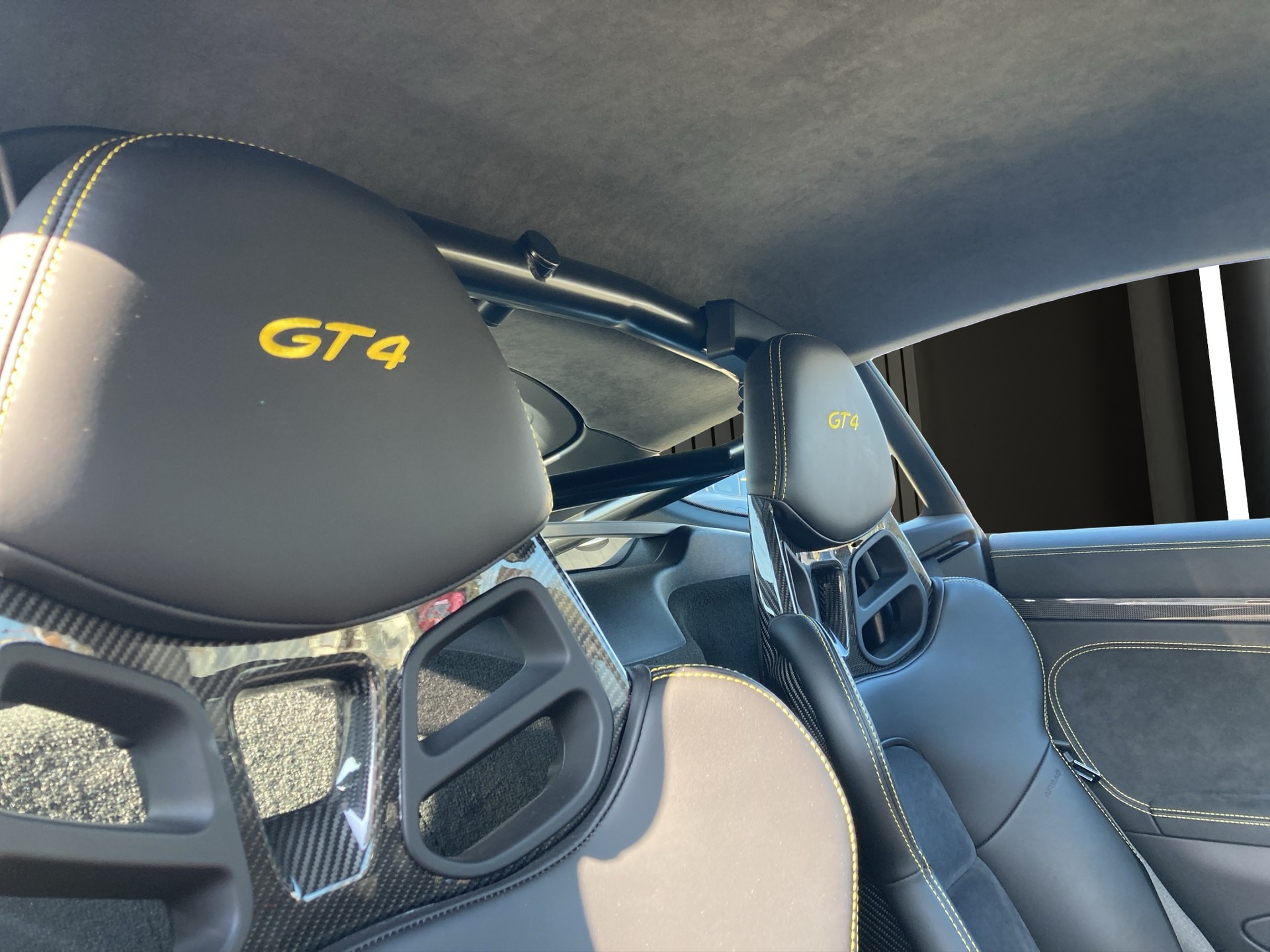 PORSCHE Cayman 718 GT4-image-15