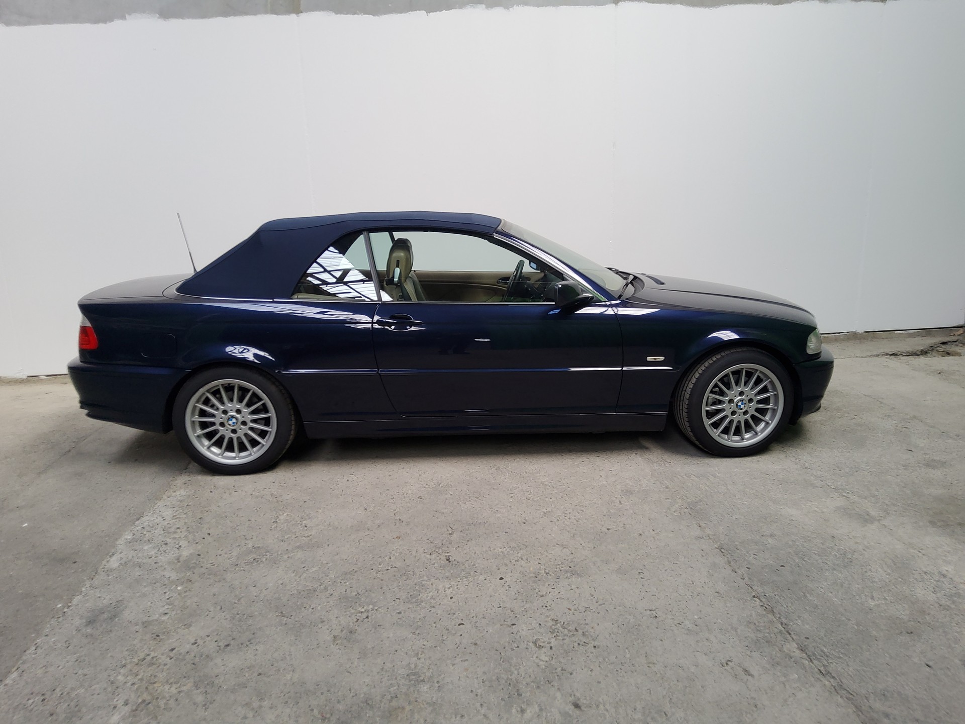 BMW 320Ci Cabriolet-image-2