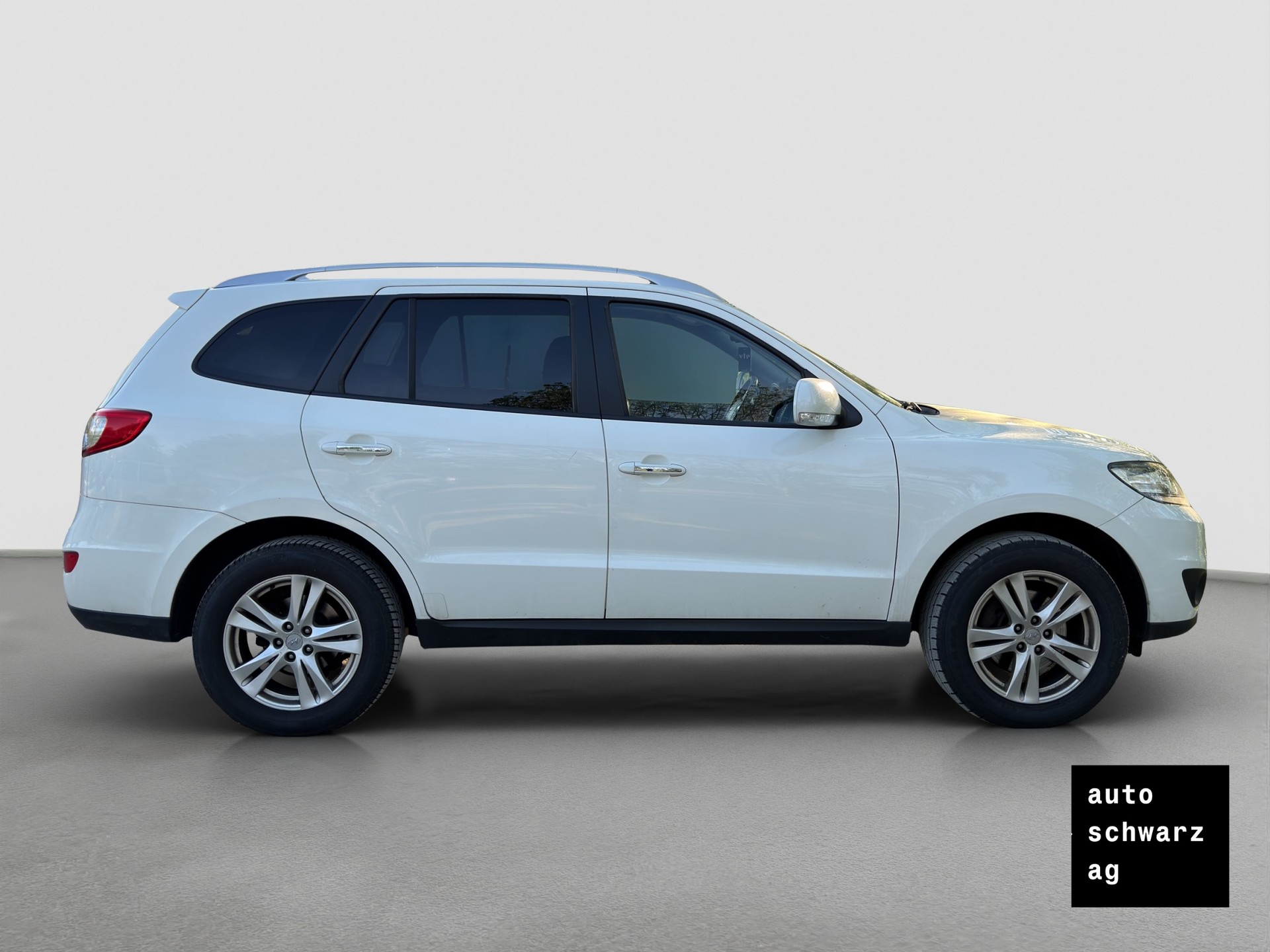 HYUNDAI Santa Fe 2.2 CRDI Swiss Plus Edition 4WD Automatic-image-3