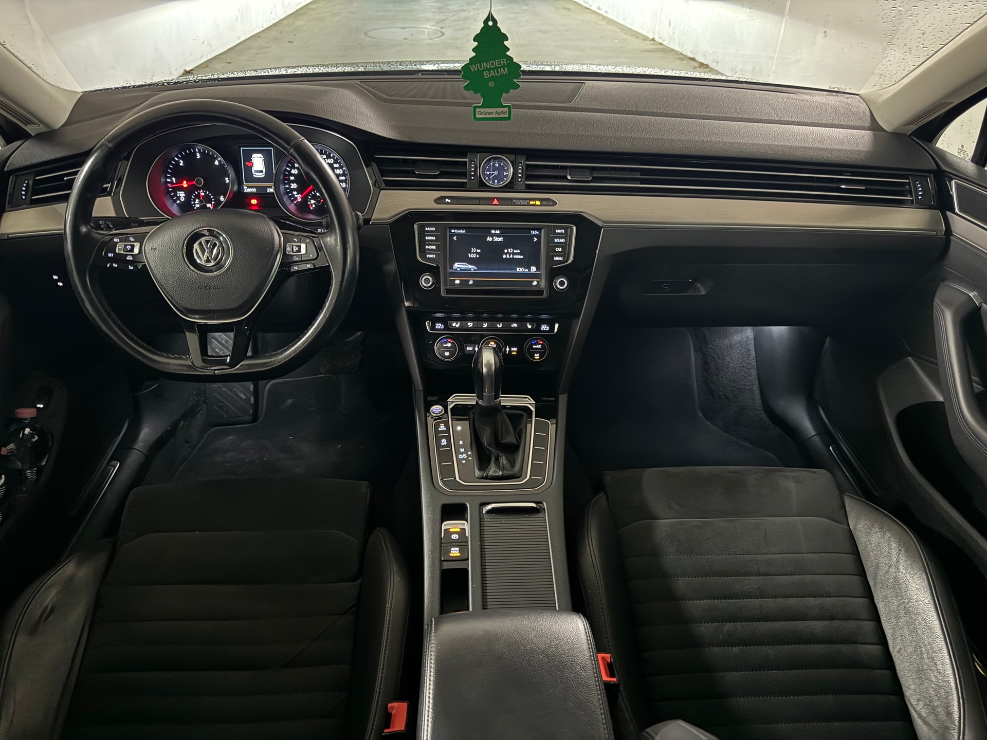 VW Passat Variant 2.0 TDI BMT Highline DSG Anhängerkupplung-image-11