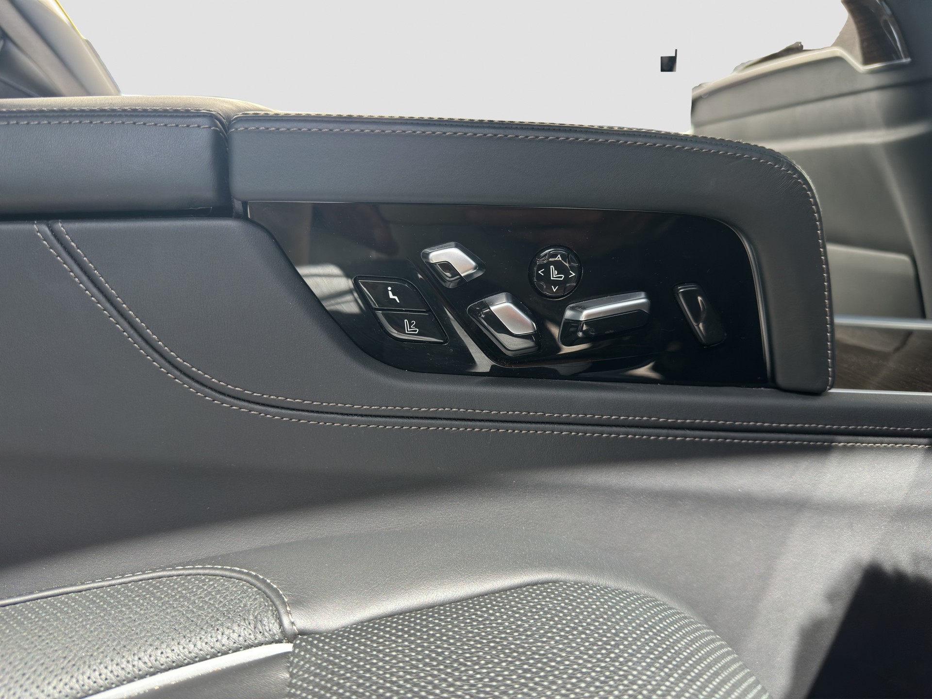 BMW M760Li xDrive Sport Getriebe-image-10