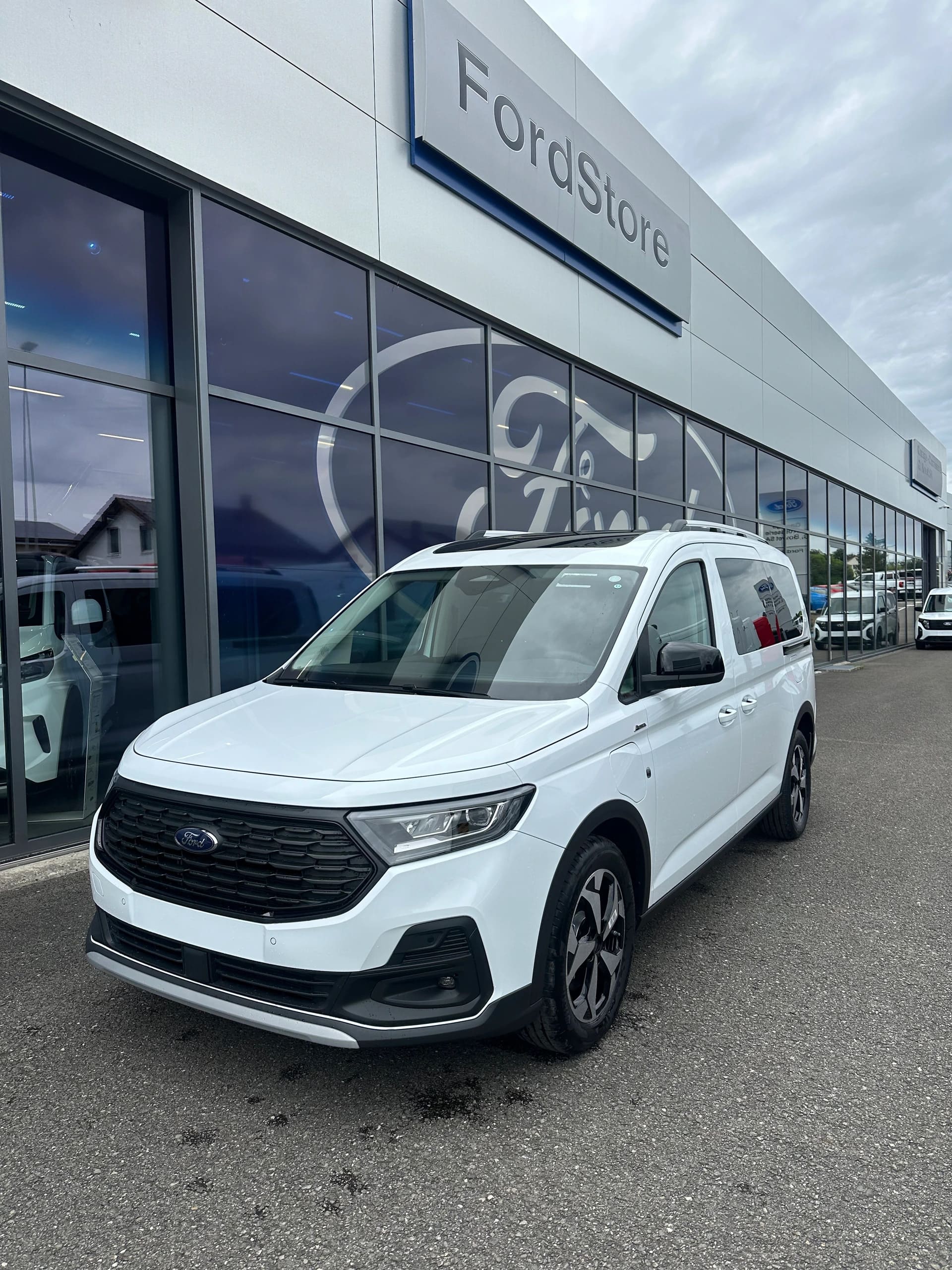 FORD TOURNEO CONNECT Grand 1.5 EcoB Active/PHEV/150CV-image-1