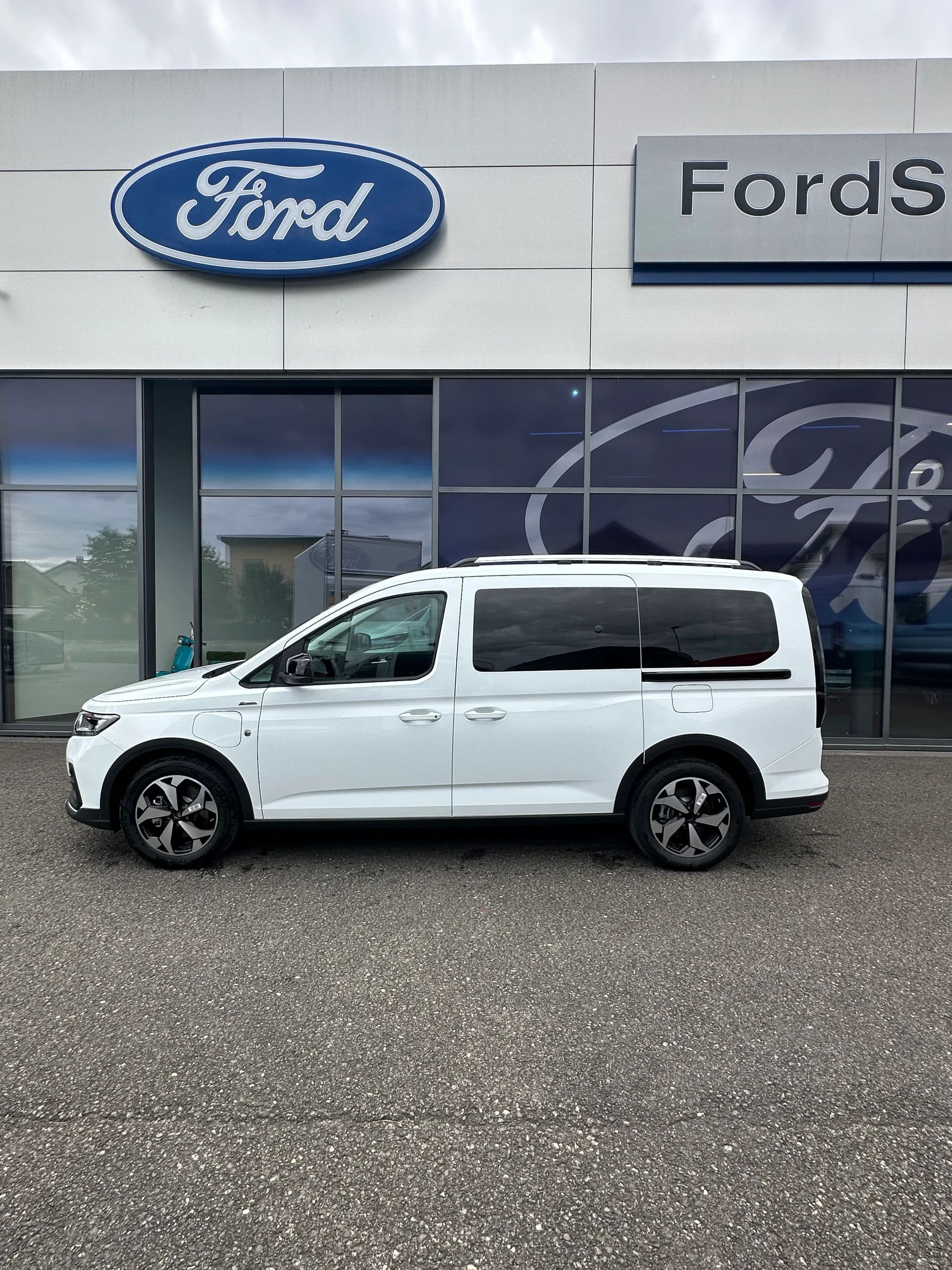 FORD TOURNEO CONNECT Grand 1.5 EcoB Active/PHEV/150CV-image-2