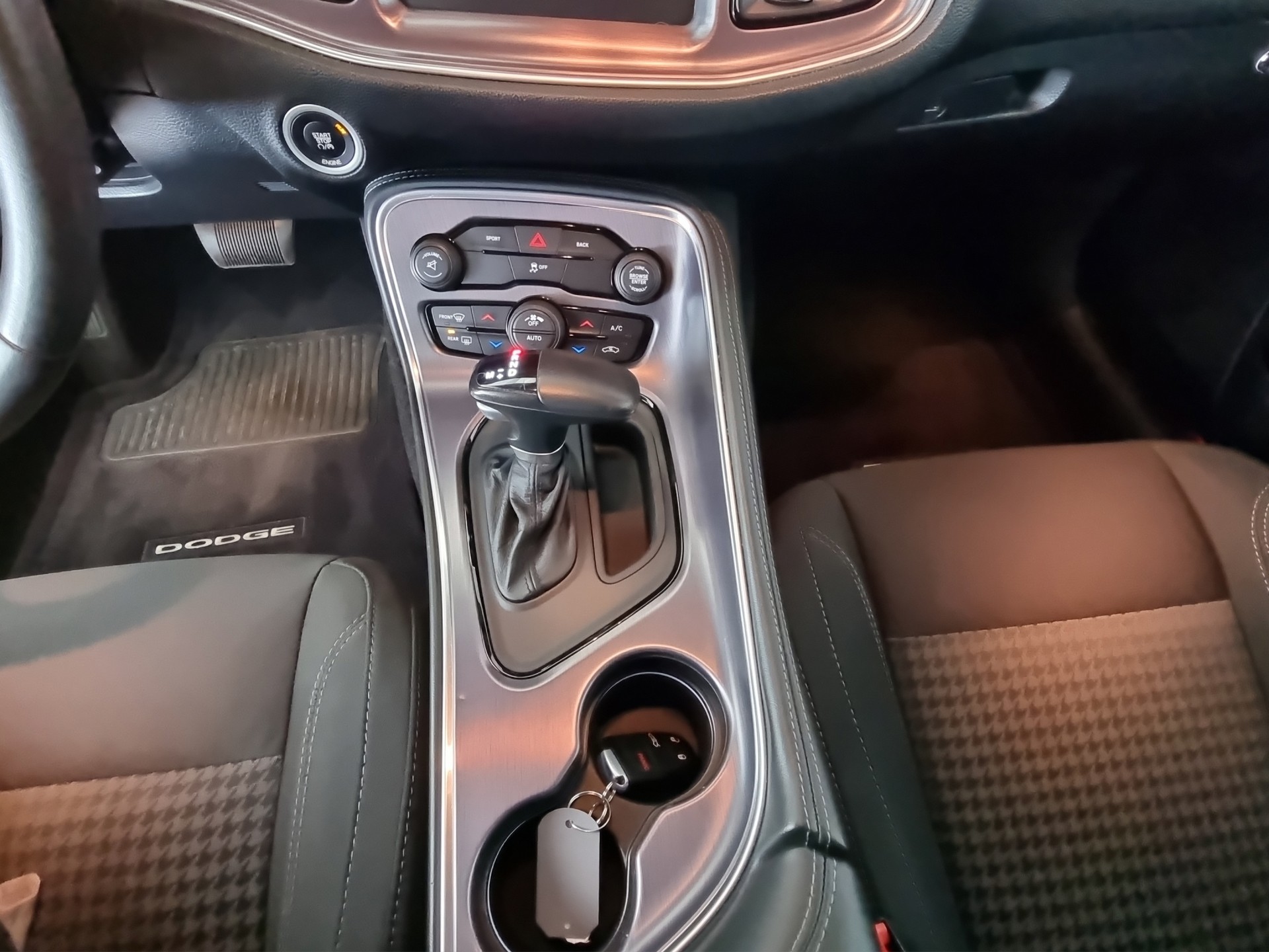 DODGE Challenger 3.6 V6 SXT 8-Stufen Aut.-image-9