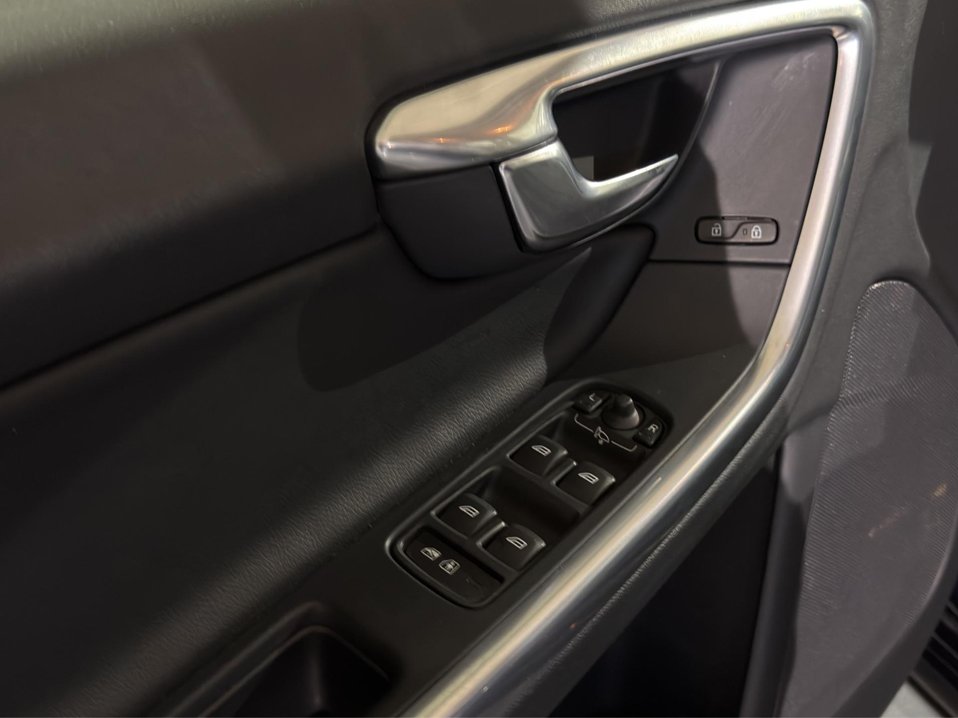 VOLVO V60 D3 Summum-image-23