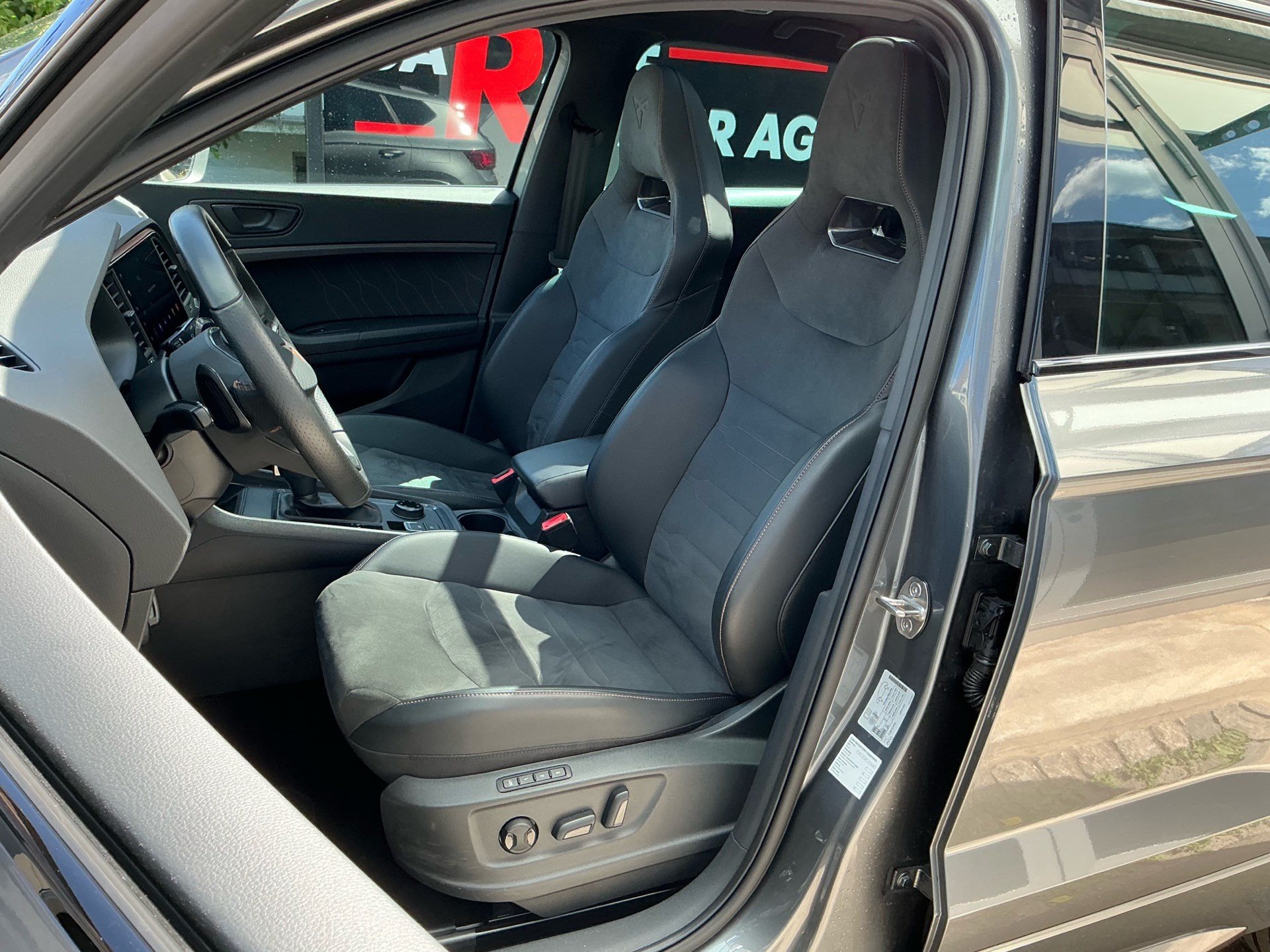 CUPRA Ateca 2.0 TSI VZ 4Drive *** PANORAMADACH & ANHÄNGERKUPPLUNG ***-image-7