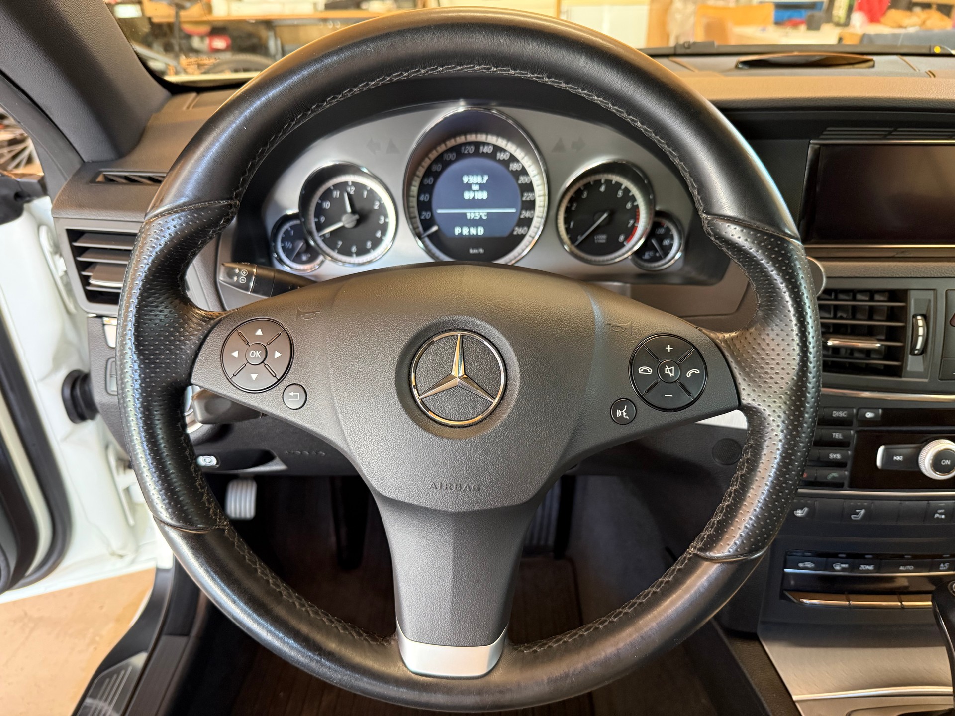 MERCEDES-BENZ E 350 CGI BlueEfficiency 7G-Tronic-image-12