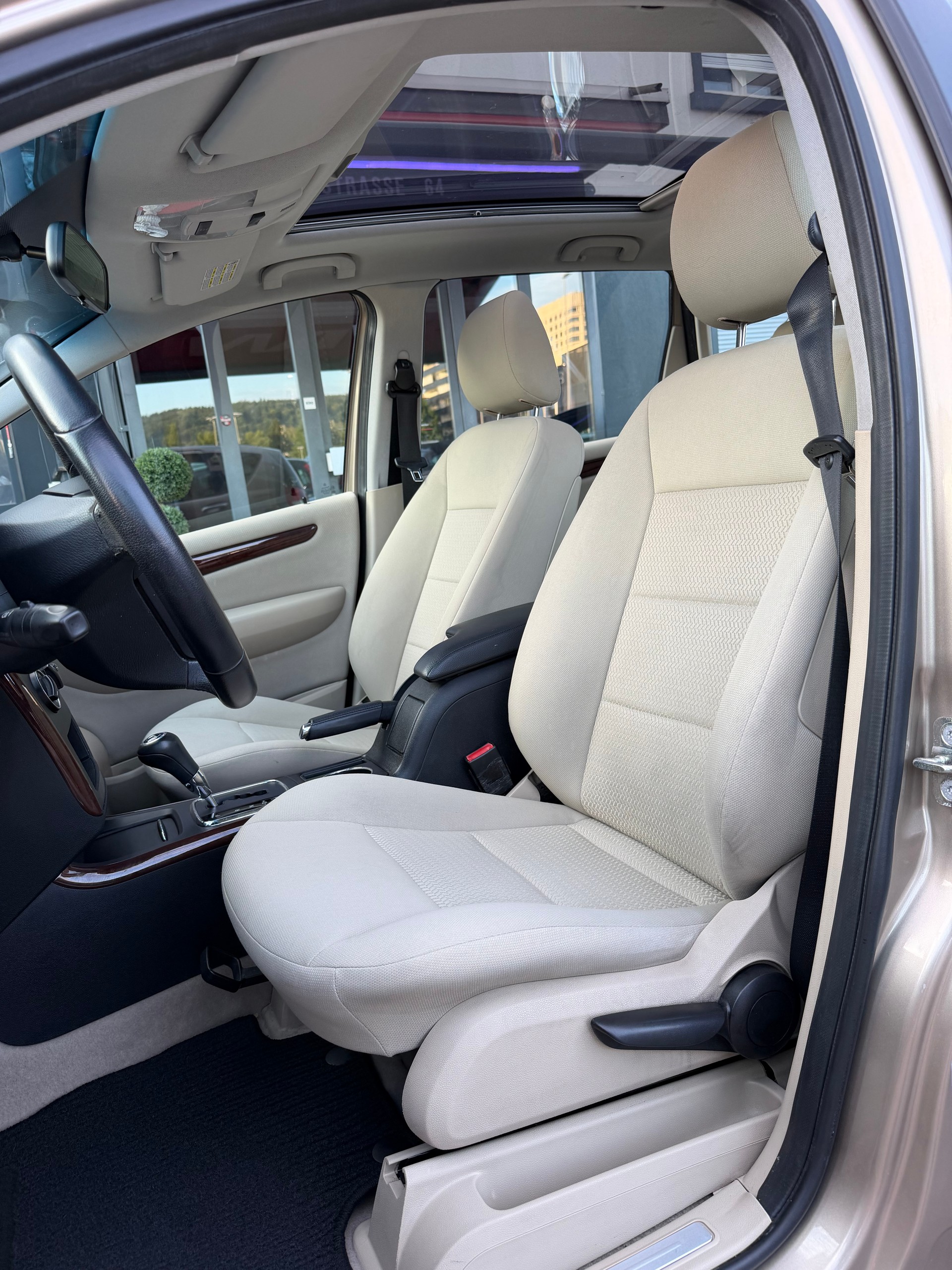 MERCEDES-BENZ A 180-image-9