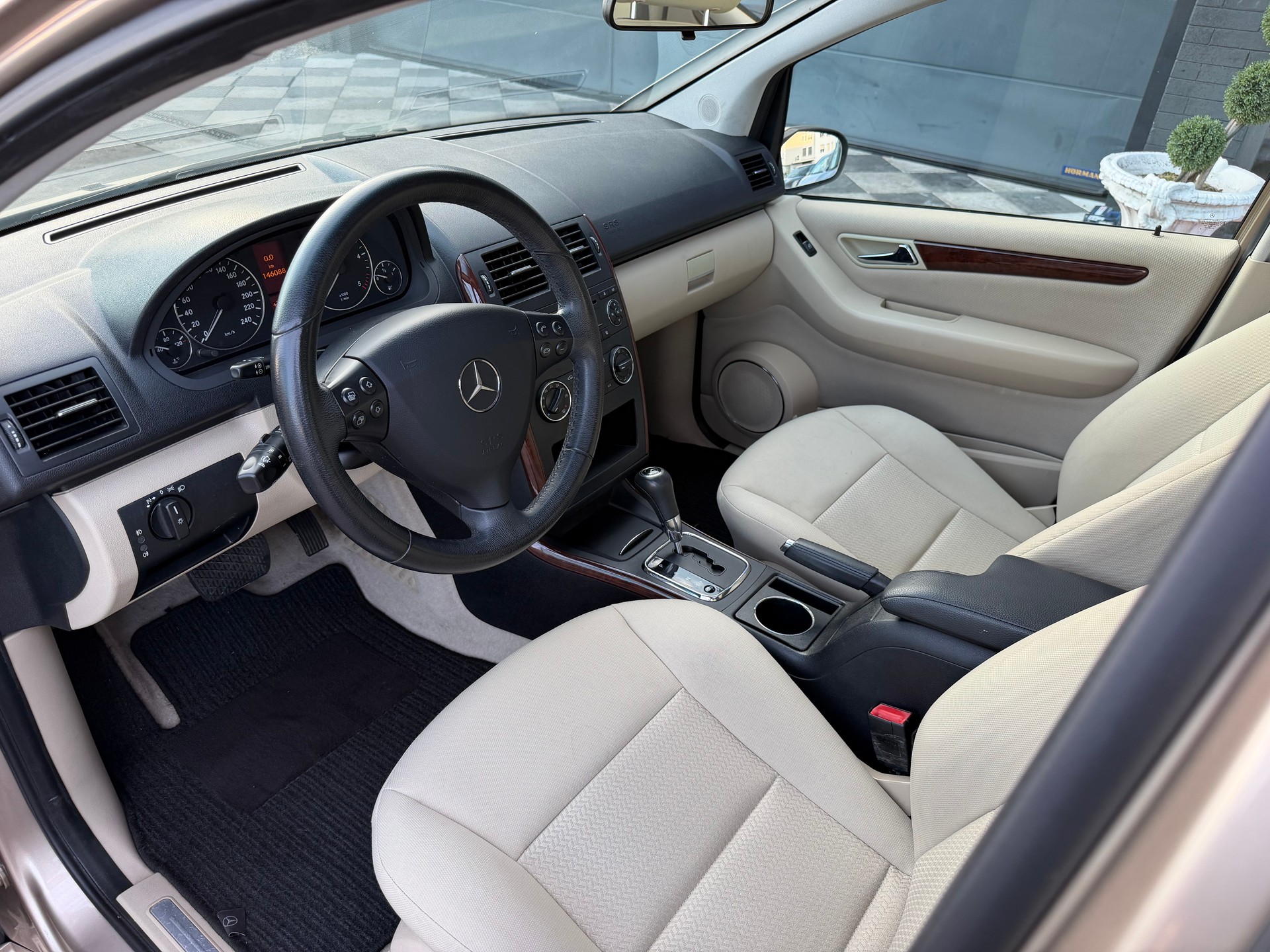 MERCEDES-BENZ A 180-image-8