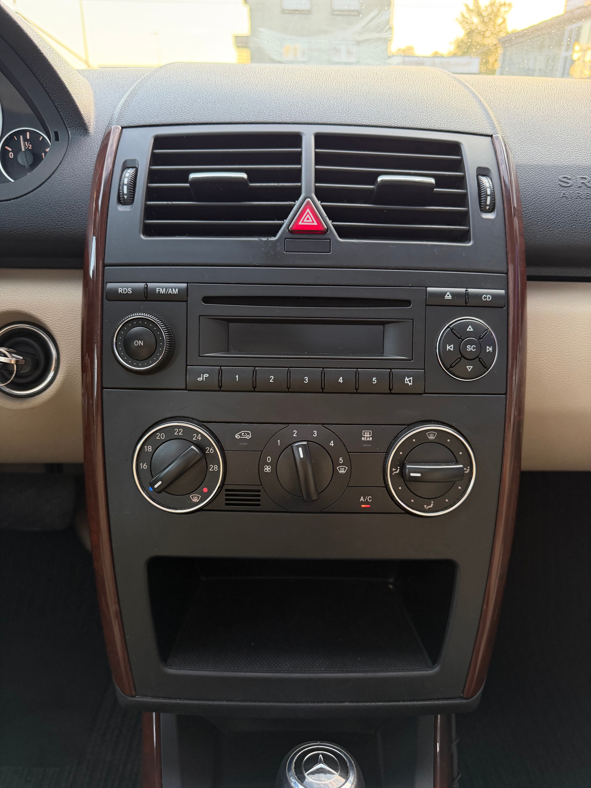 MERCEDES-BENZ A 180-image-16