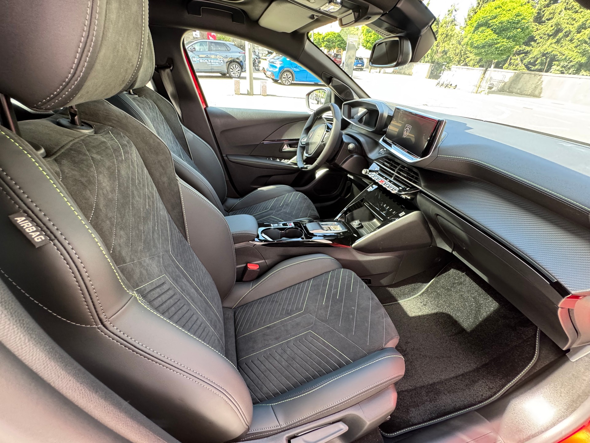 PEUGEOT 208 1.2 Hybrid 145 GT-image-10