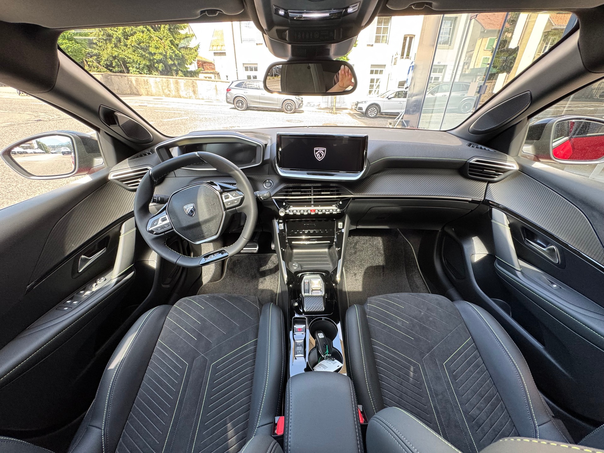 PEUGEOT 208 1.2 Hybrid 145 GT-image-9