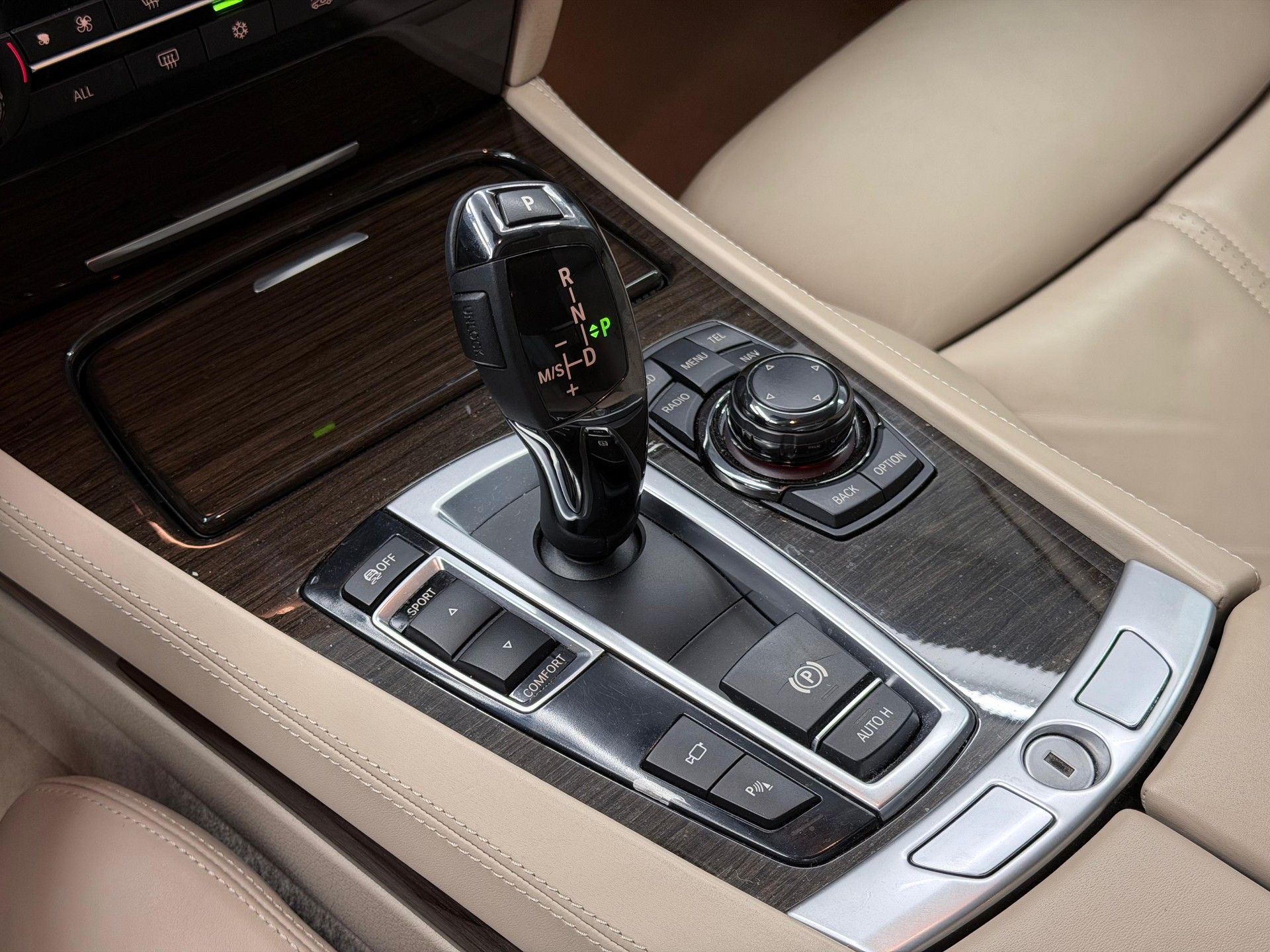 BMW 750i L *Head-Up*Panorama*Massage*ACC*-image-21