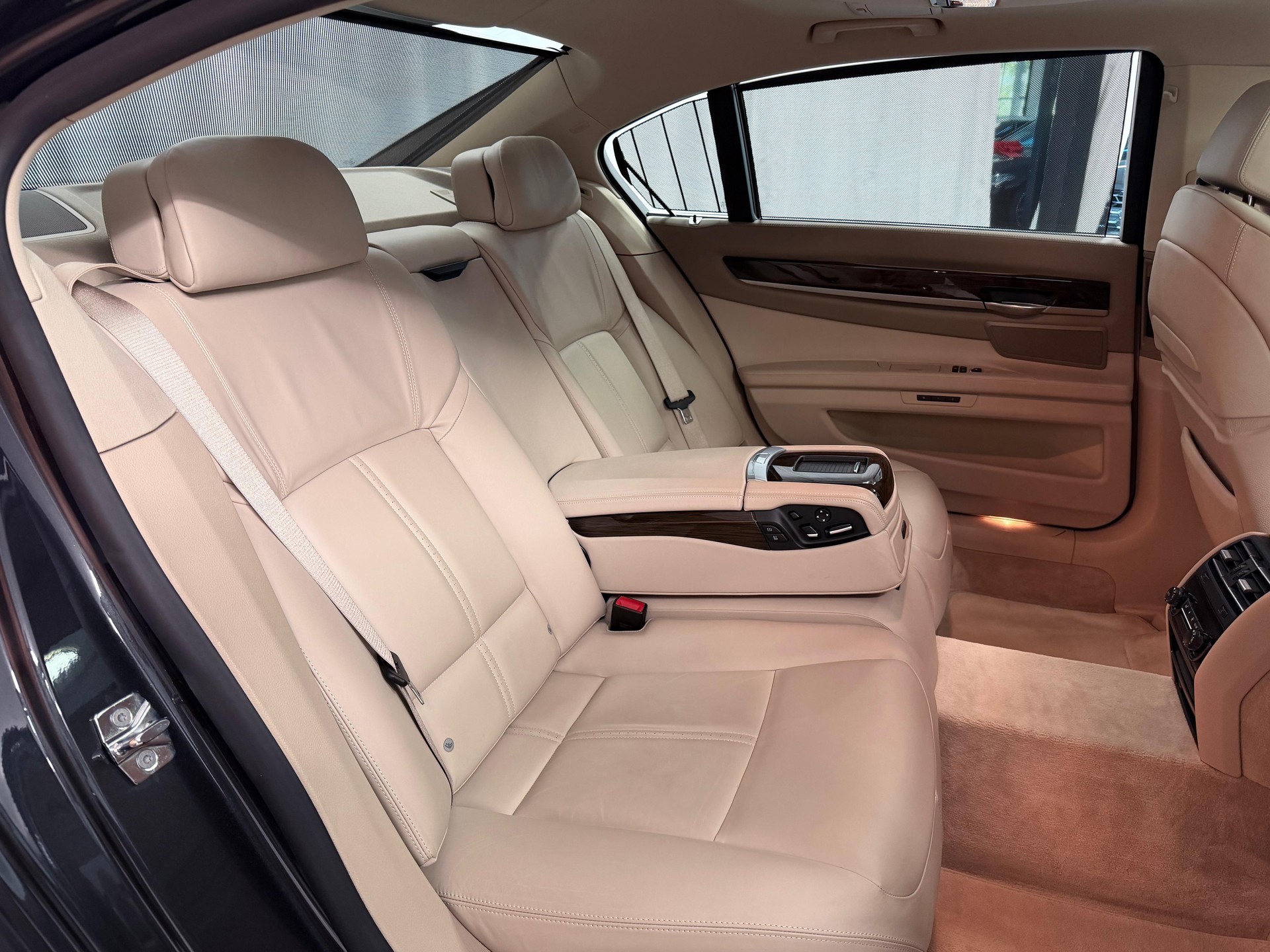 BMW 750i L *Head-Up*Panorama*Massage*ACC*-image-17