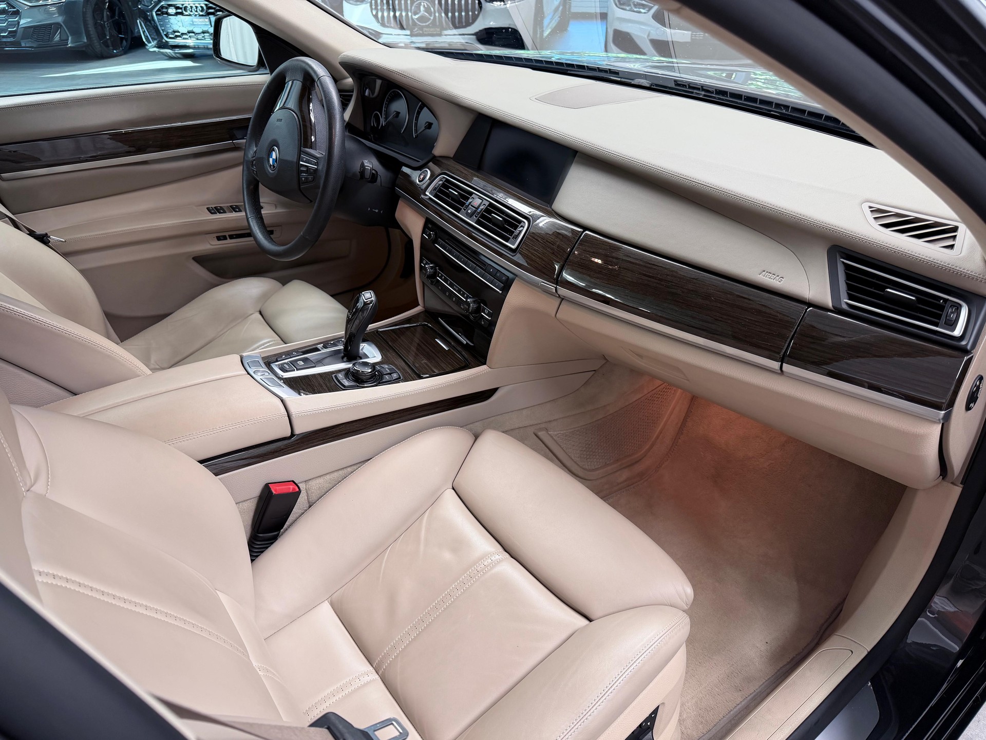 BMW 750i L *Head-Up*Panorama*Massage*ACC*-image-16