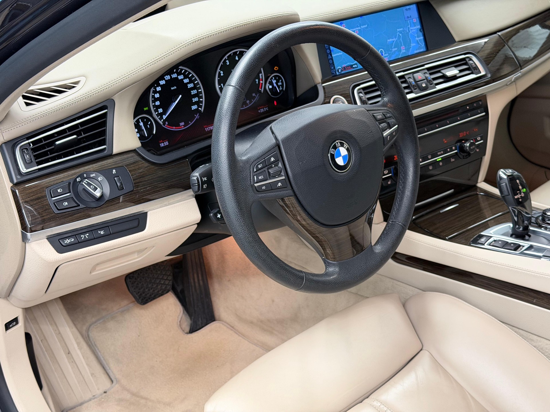 BMW 750i L *Head-Up*Panorama*Massage*ACC*-image-9