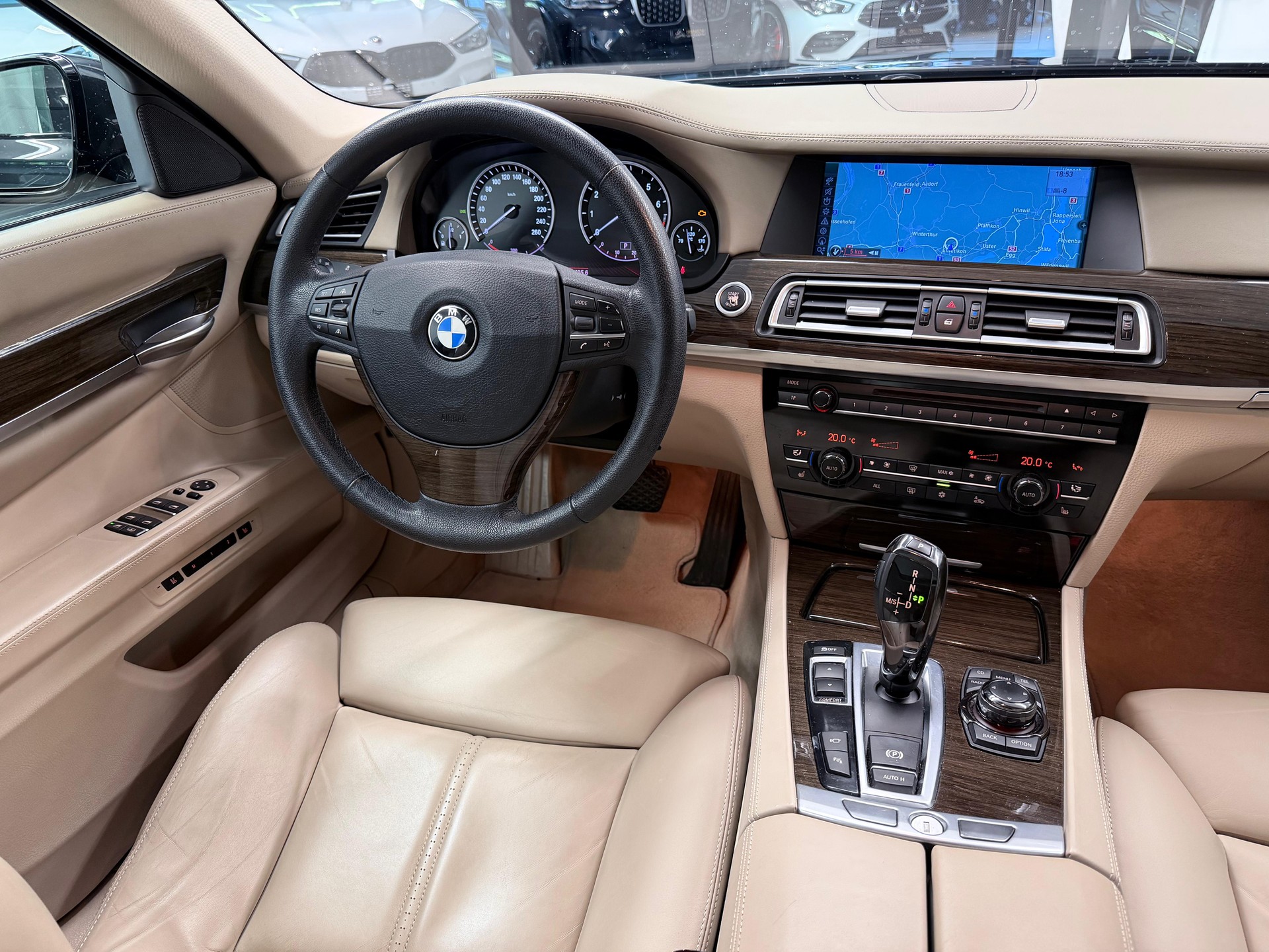 BMW 750i L *Head-Up*Panorama*Massage*ACC*-image-11
