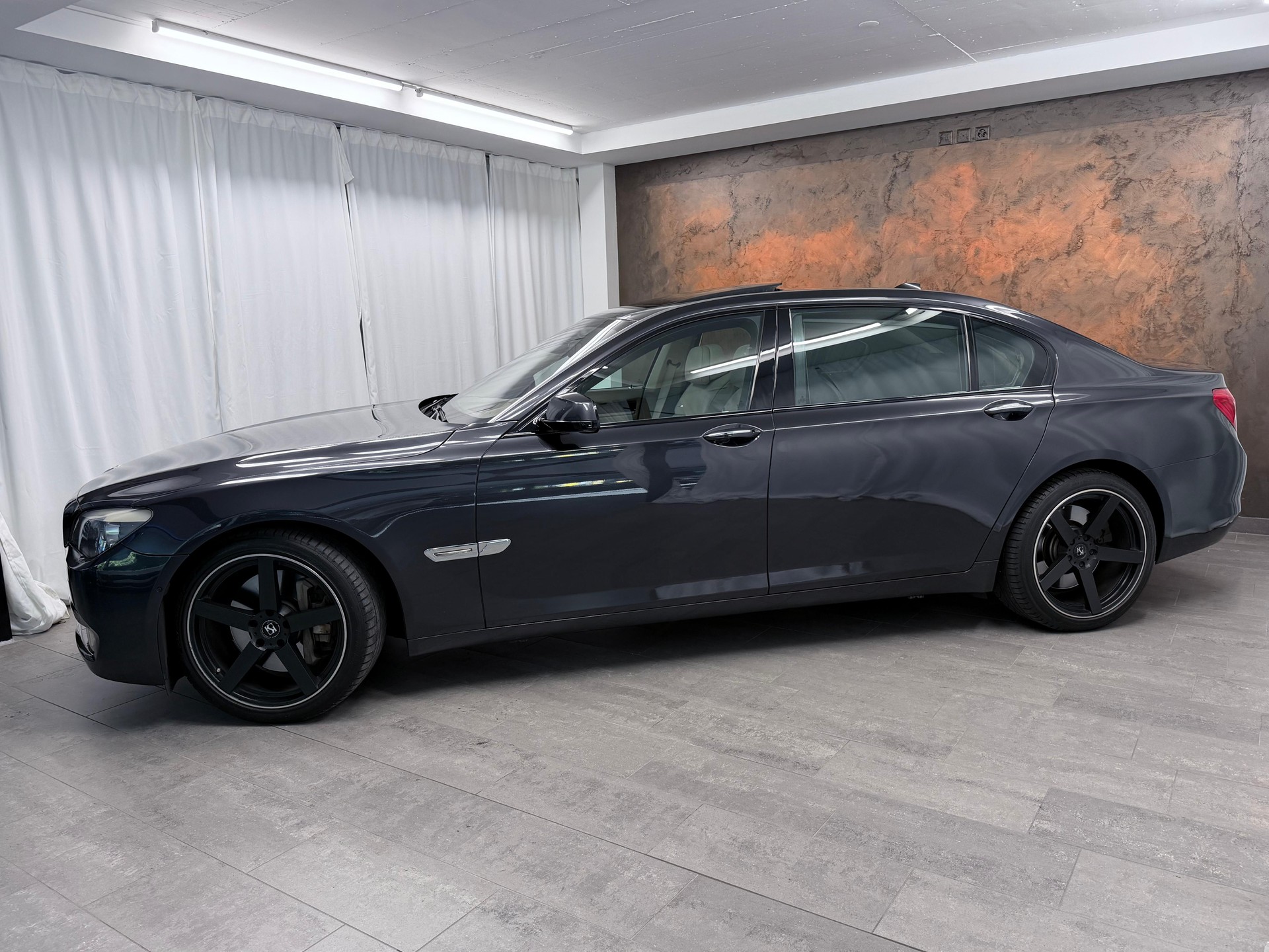 BMW 750i L *Head-Up*Panorama*Massage*ACC*-image-1