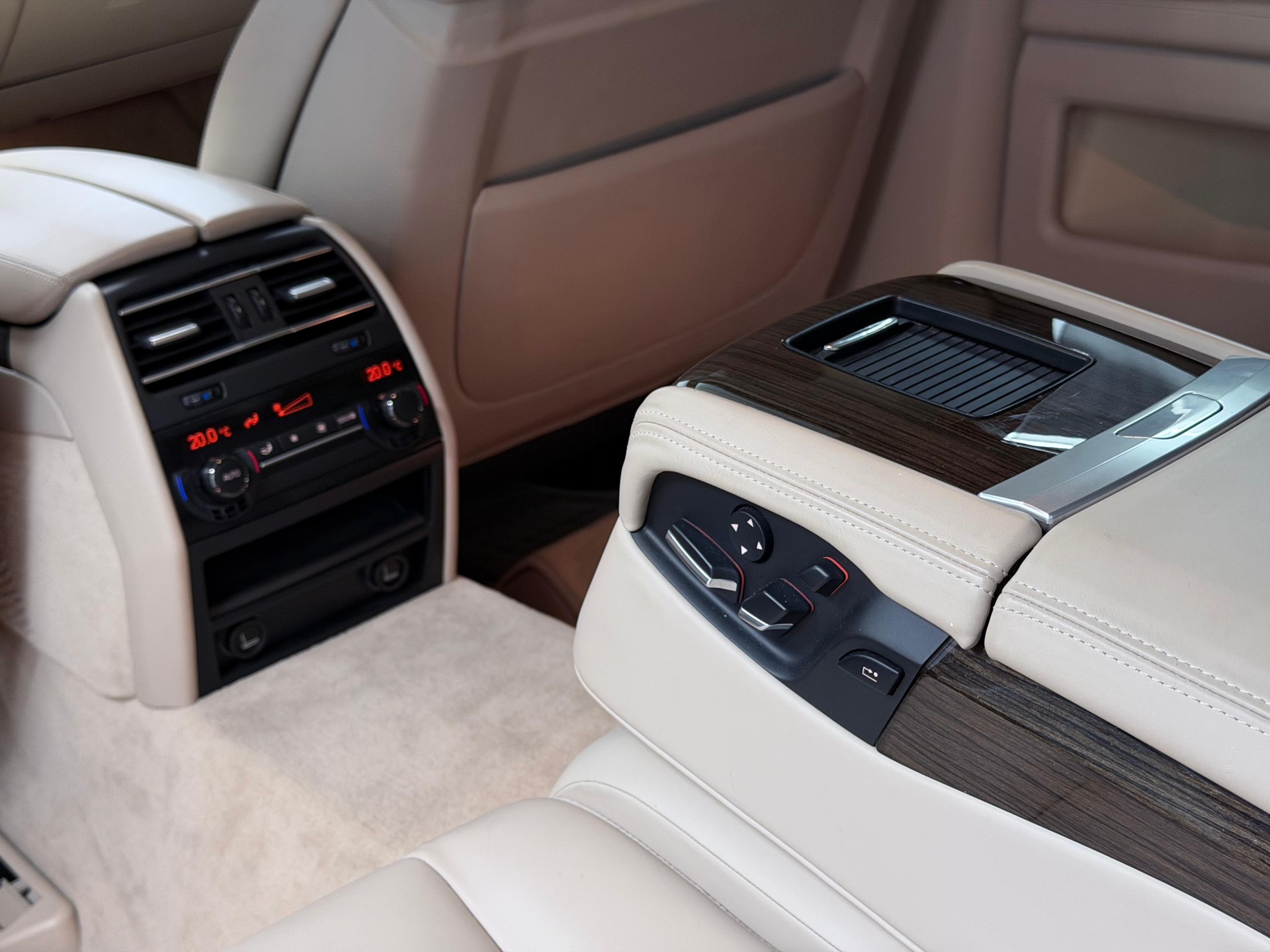 BMW 750i L *Head-Up*Panorama*Massage*ACC*-image-25
