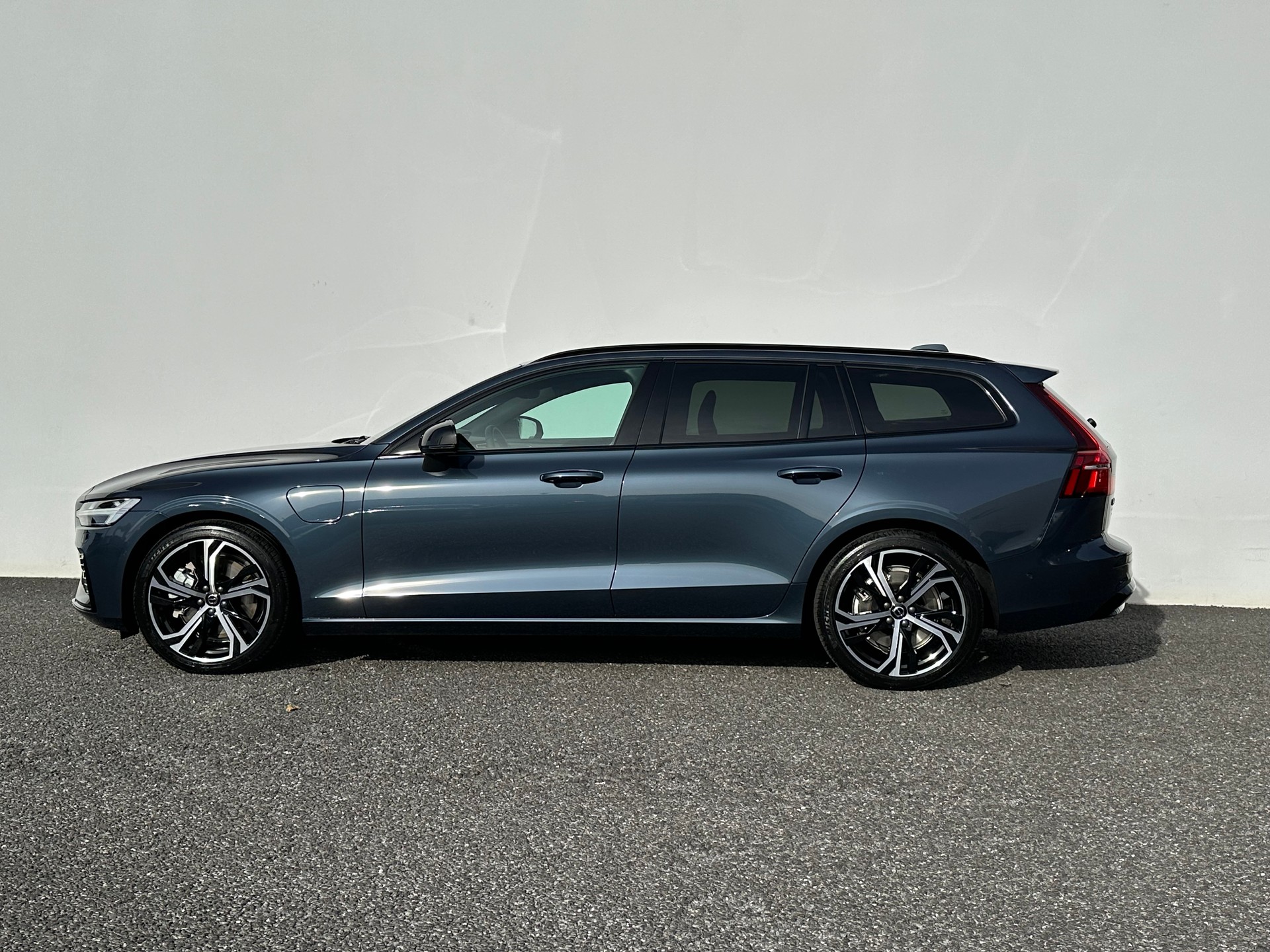 VOLVO V60 2.0 T8 TE Ultra Dark eAWD-image-4