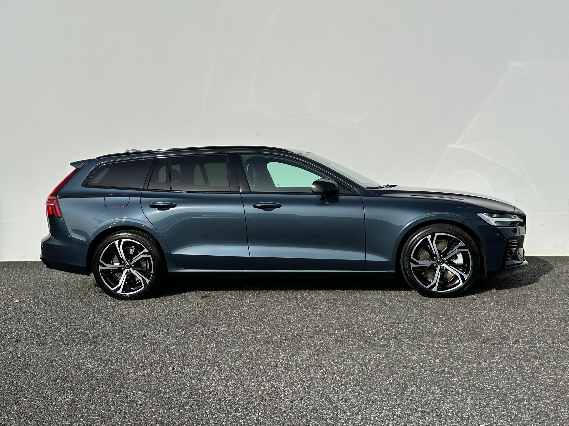 VOLVO V60 2.0 T8 TE Ultra Dark eAWD-image-3