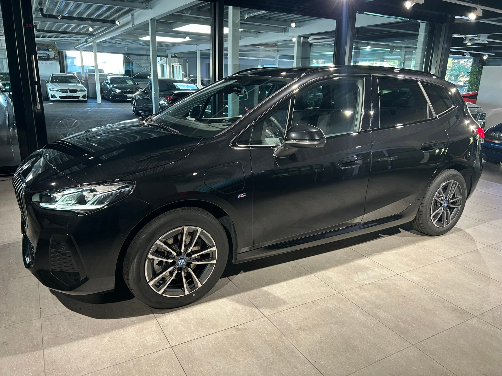 BMW 225e xDrive Active Tourer-showroom-element-1