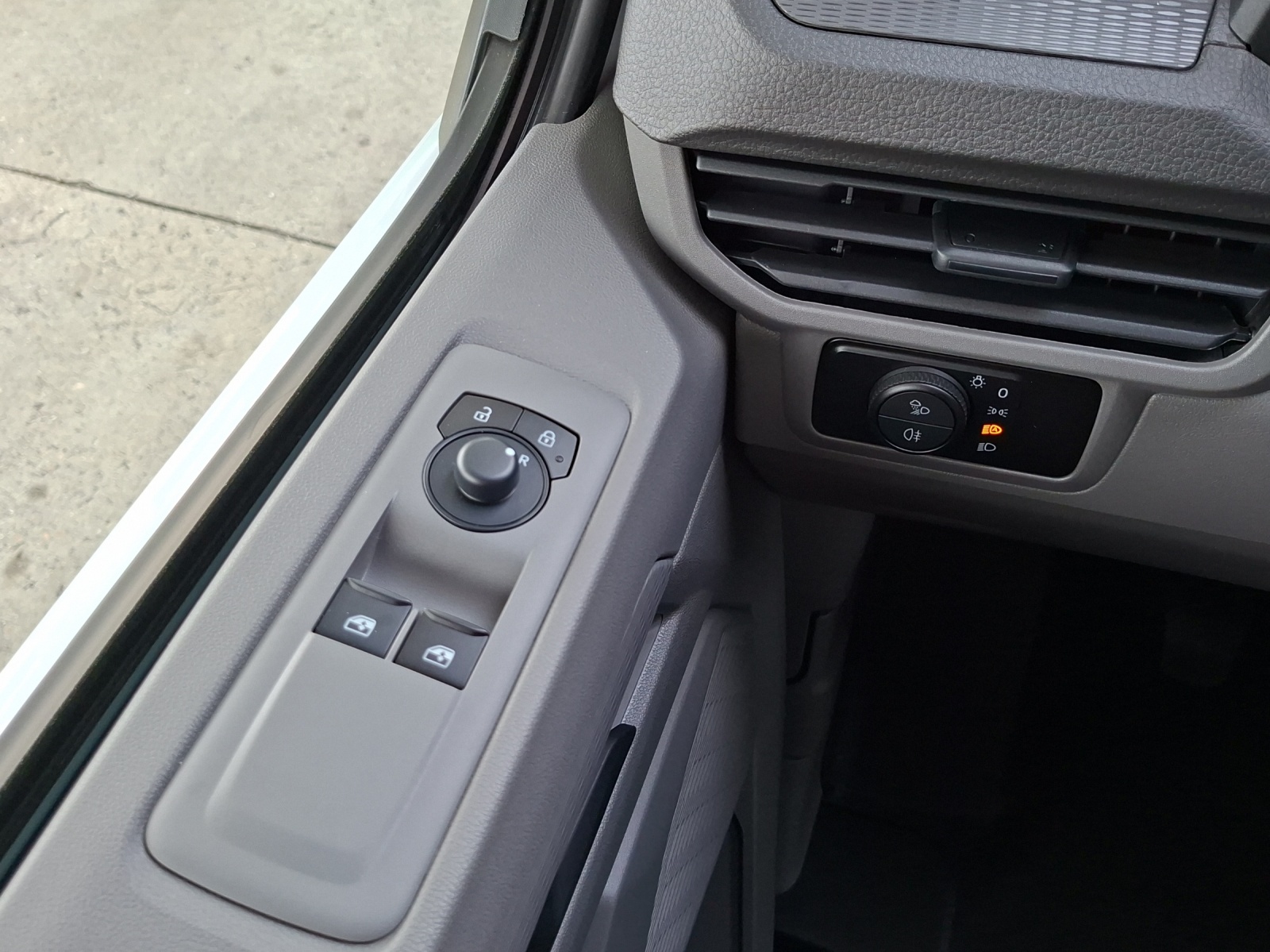 VW Transporter 2.0 TDI-image-11