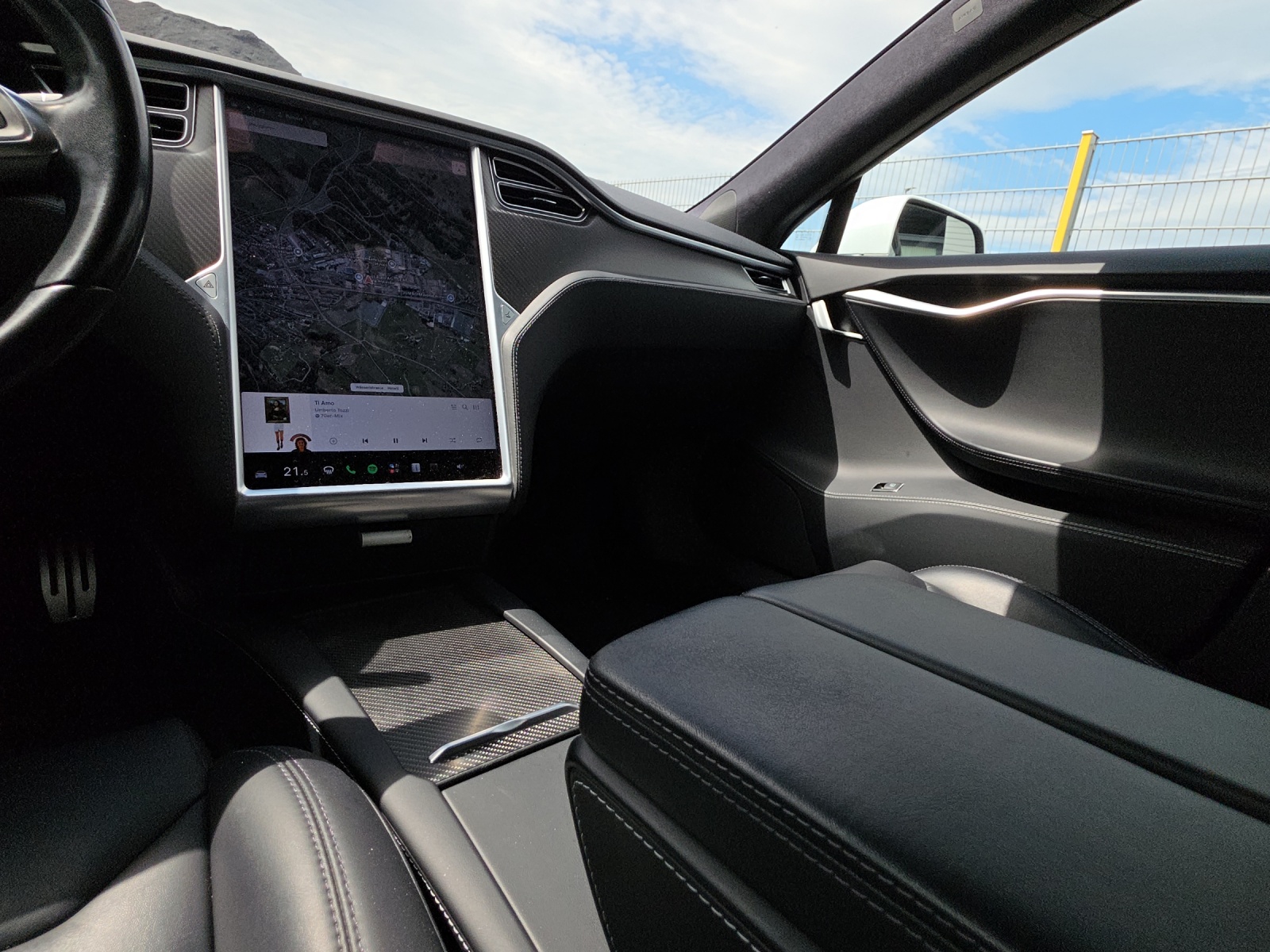 TESLA Model S 75 D-image-12