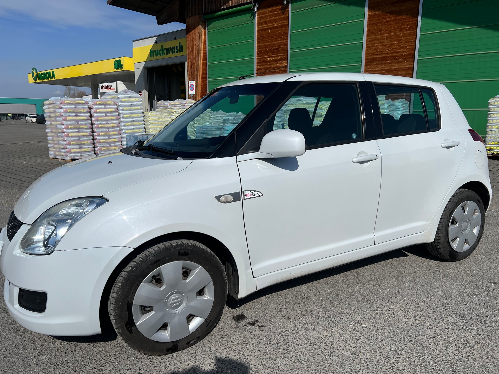 SUZUKI Swift 1.3i 16V GL Top-image-1