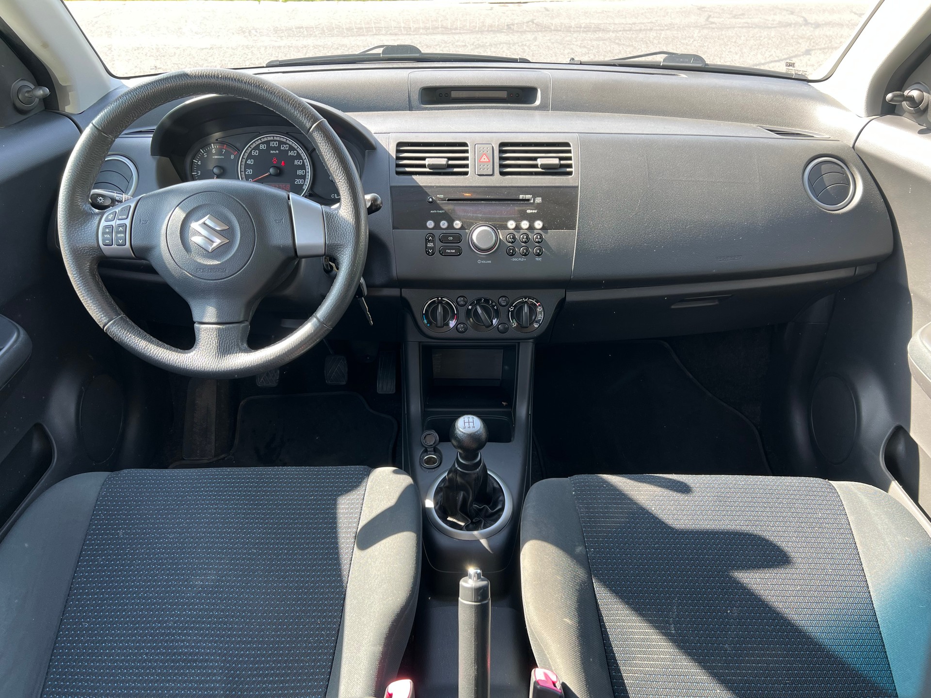 SUZUKI Swift 1.3i 16V GL Top-image-12