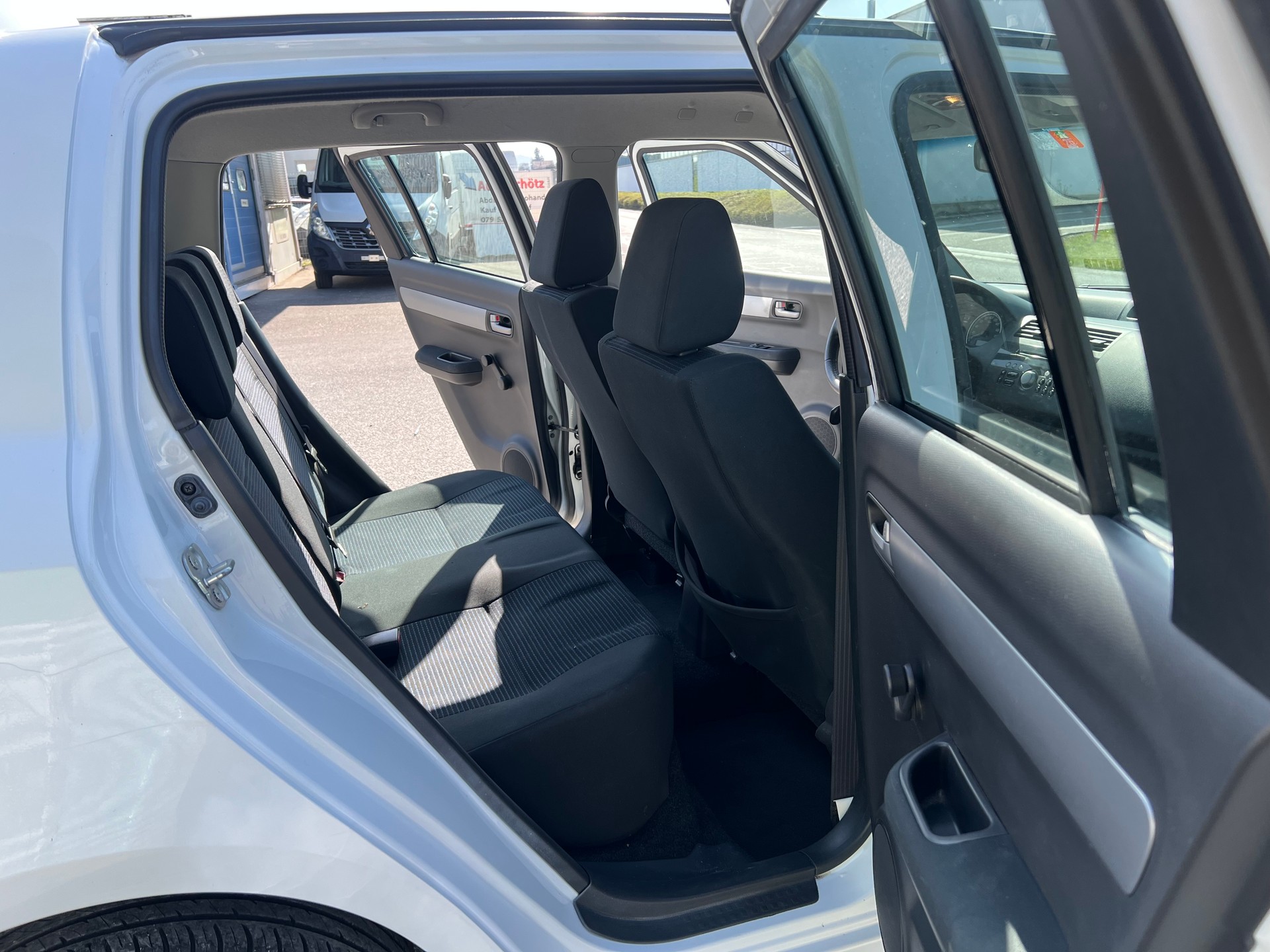 SUZUKI Swift 1.3i 16V GL Top-image-10