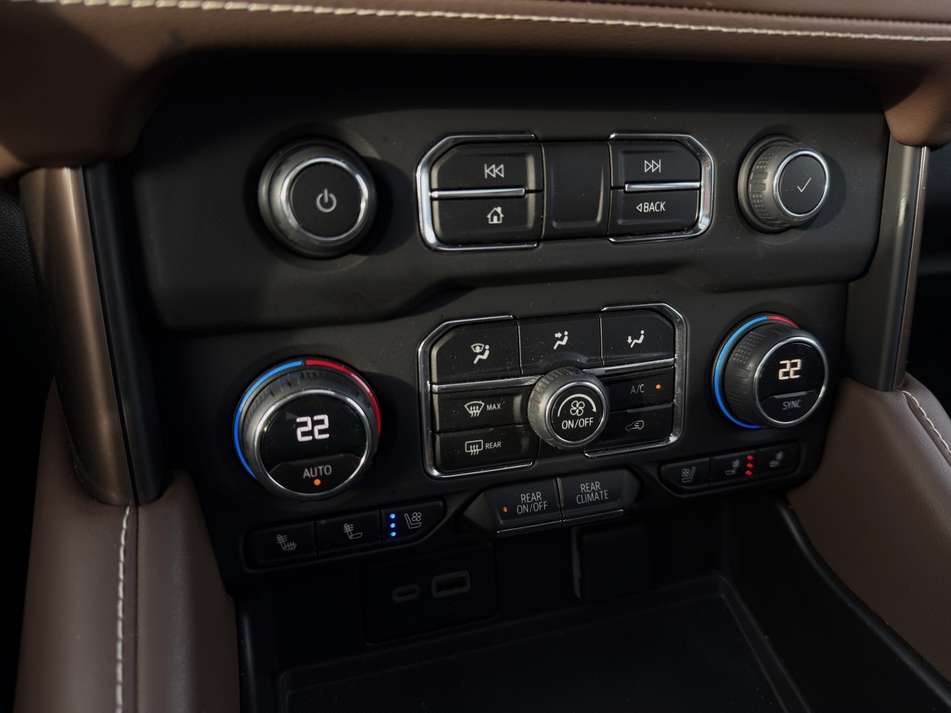 CHEVROLET 6.2 AWD High Country-image-16