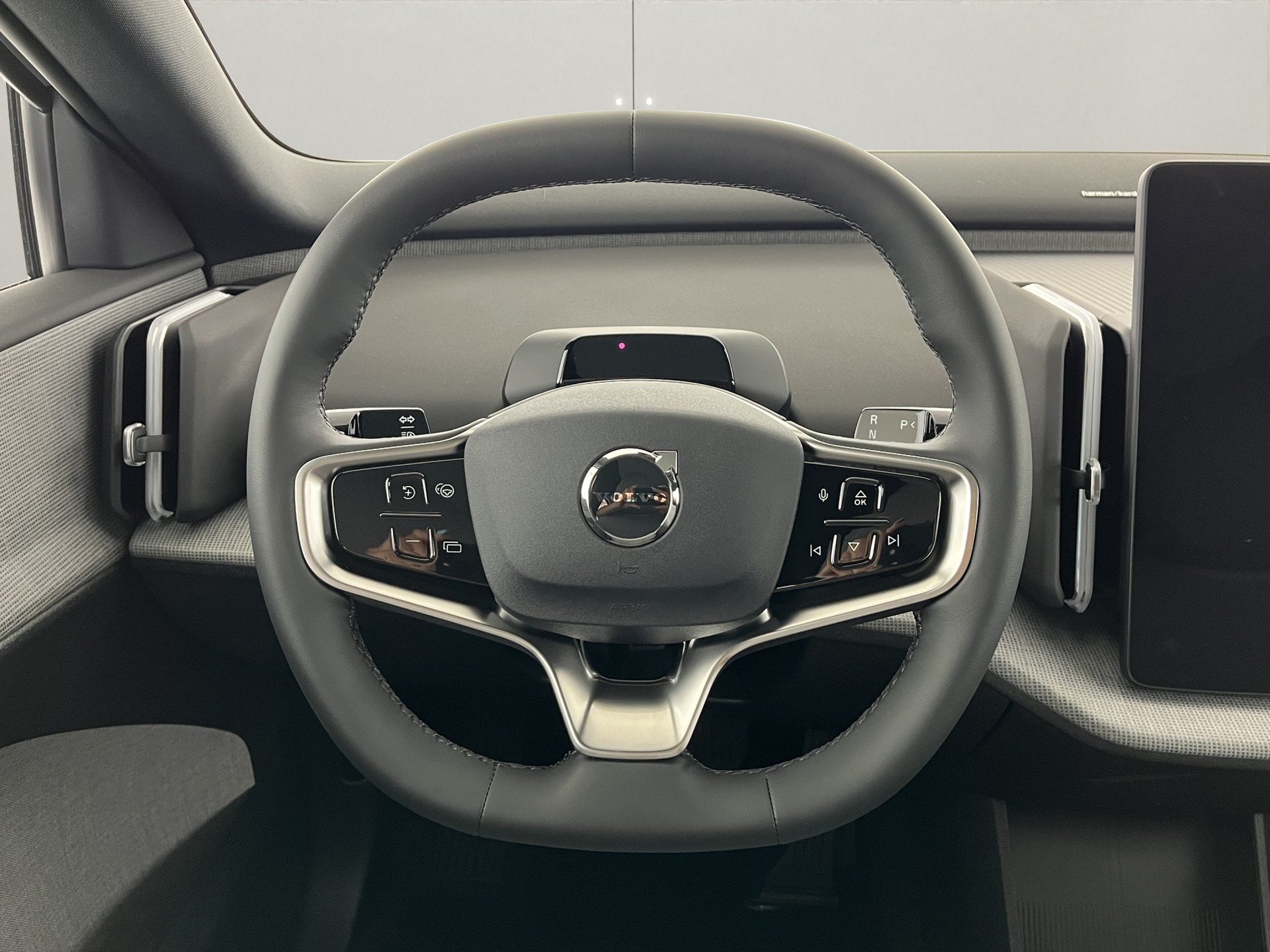 VOLVO EX30 P8 AWD-image-10