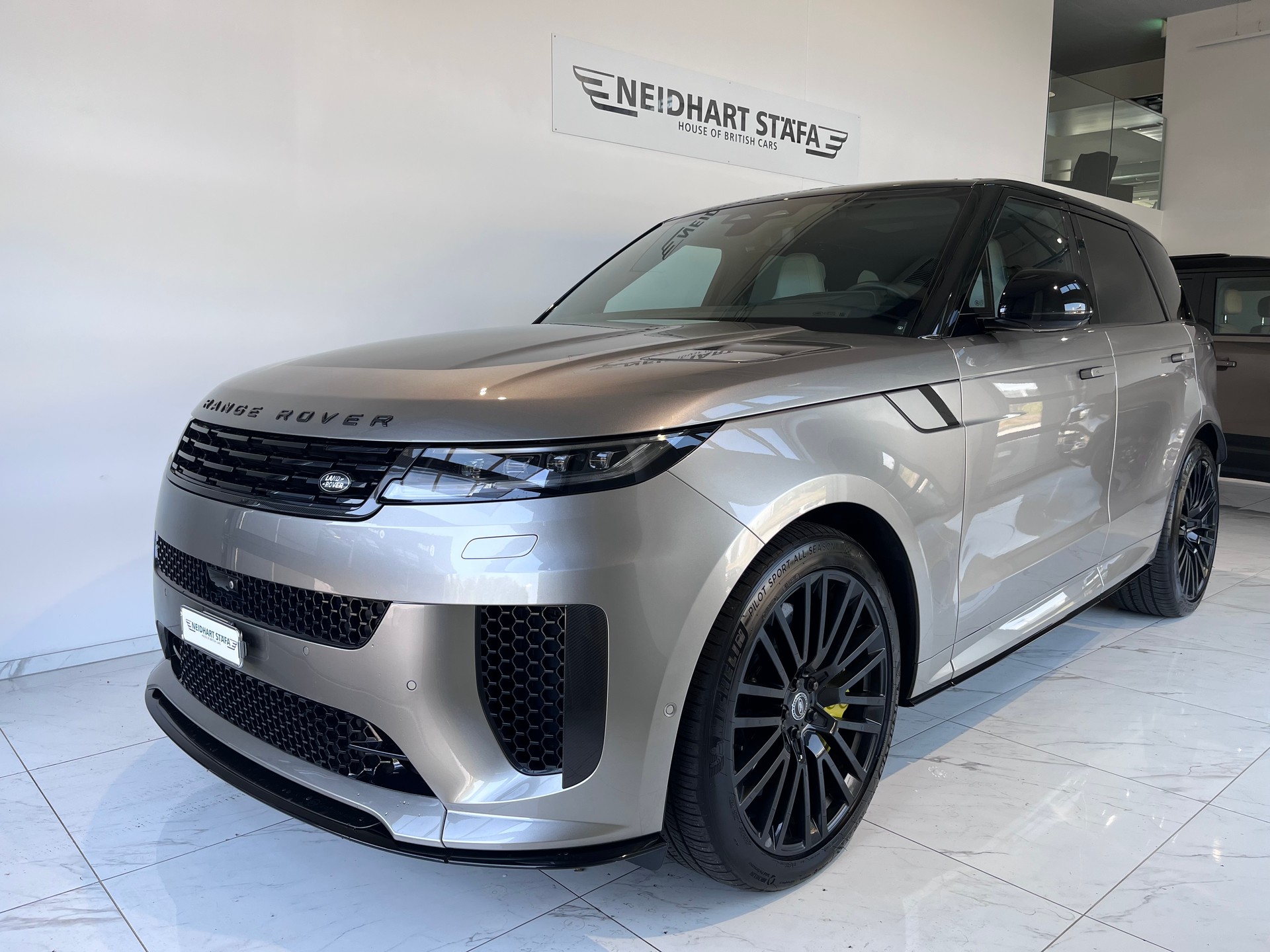 LAND ROVER Range Rover Sport P635 4.4 V8 SV Edition One-image-2