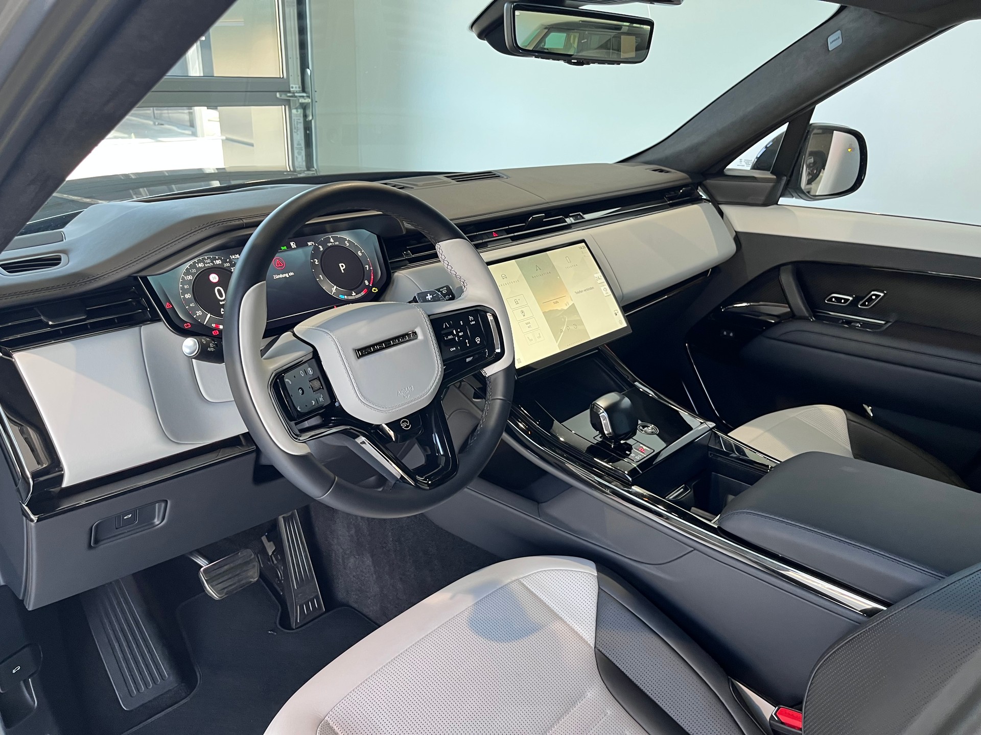 LAND ROVER Range Rover Sport P635 4.4 V8 SV Edition One-image-5