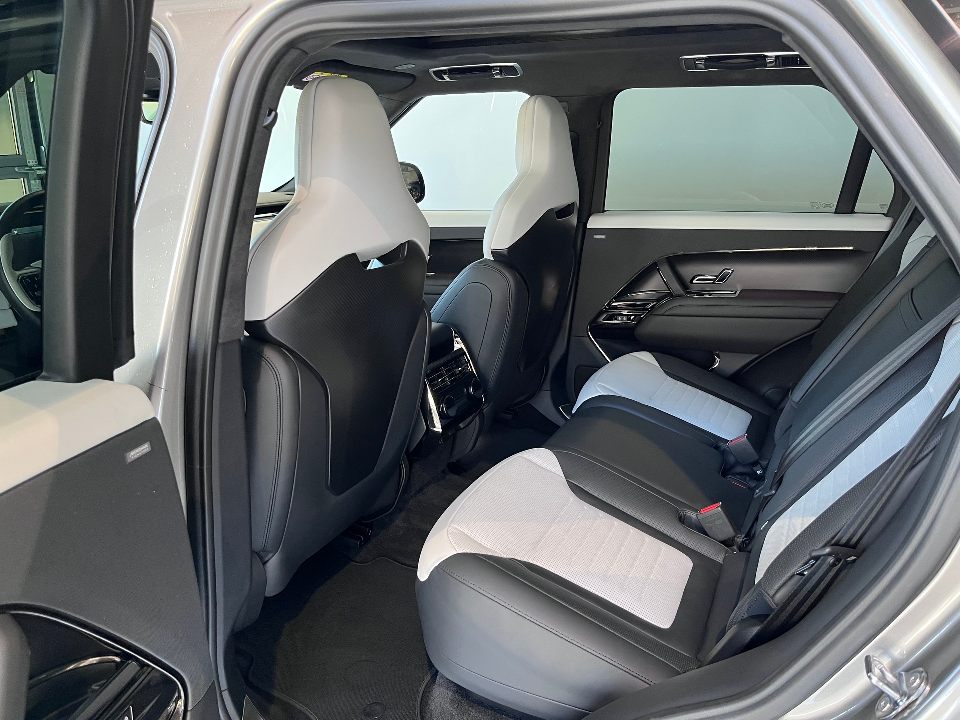 LAND ROVER Range Rover Sport P635 4.4 V8 SV Edition One-image-7