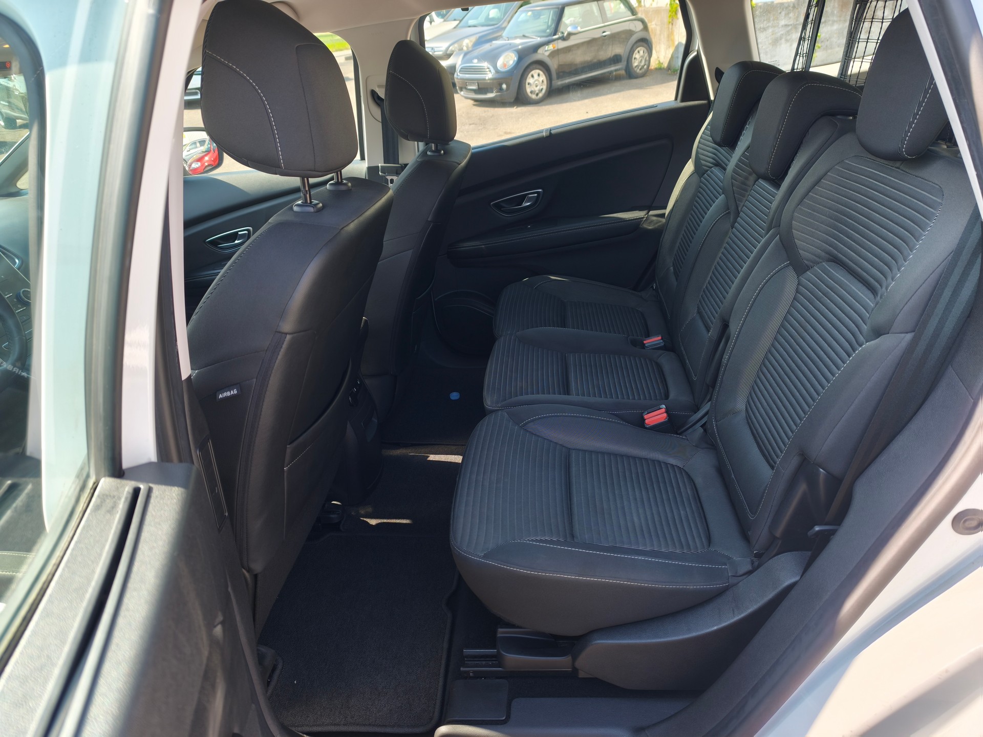 RENAULT GRAND SCENIC-image-12